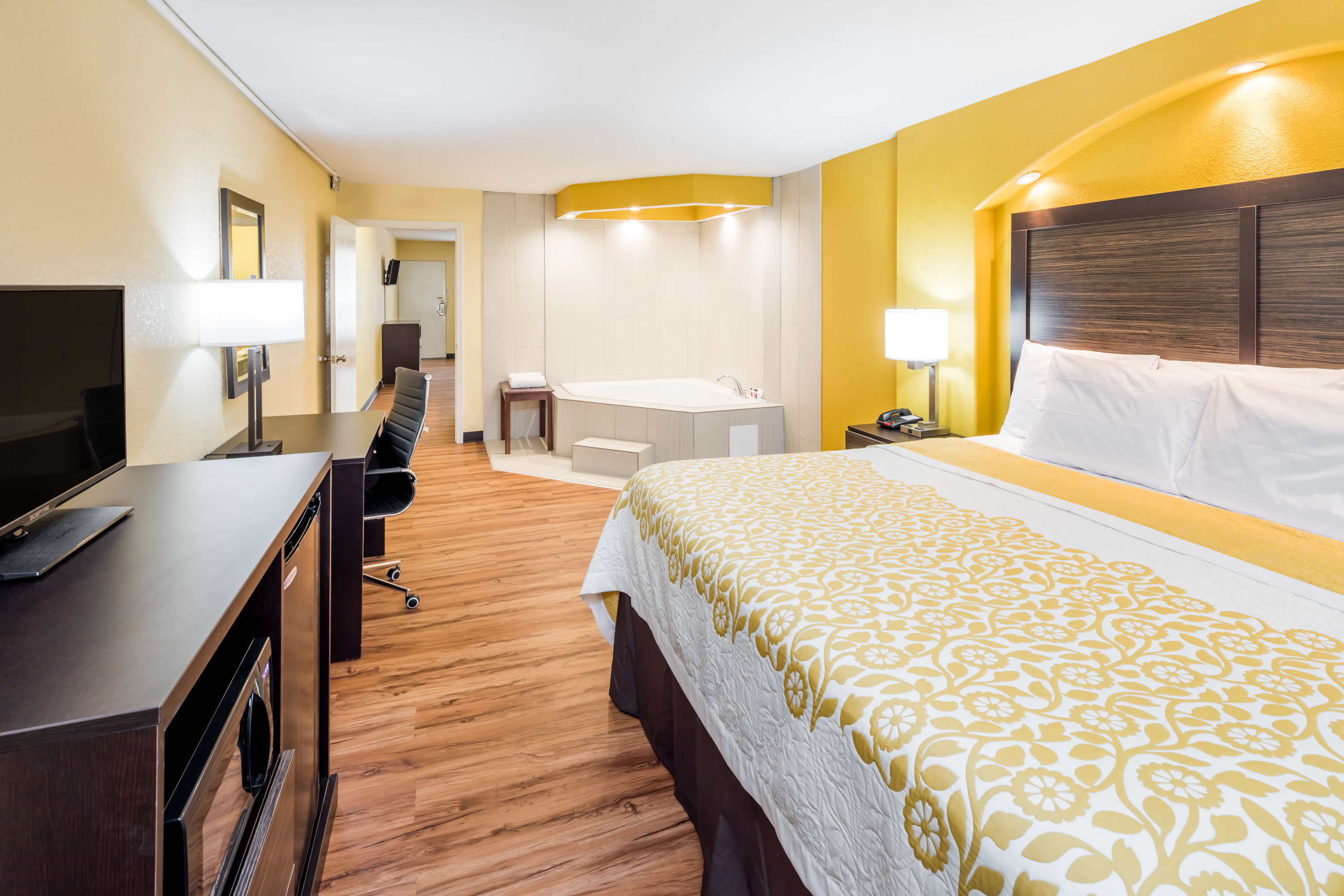 Days Inn by Wyndham Madison hot tub suite in Madison, Georgia