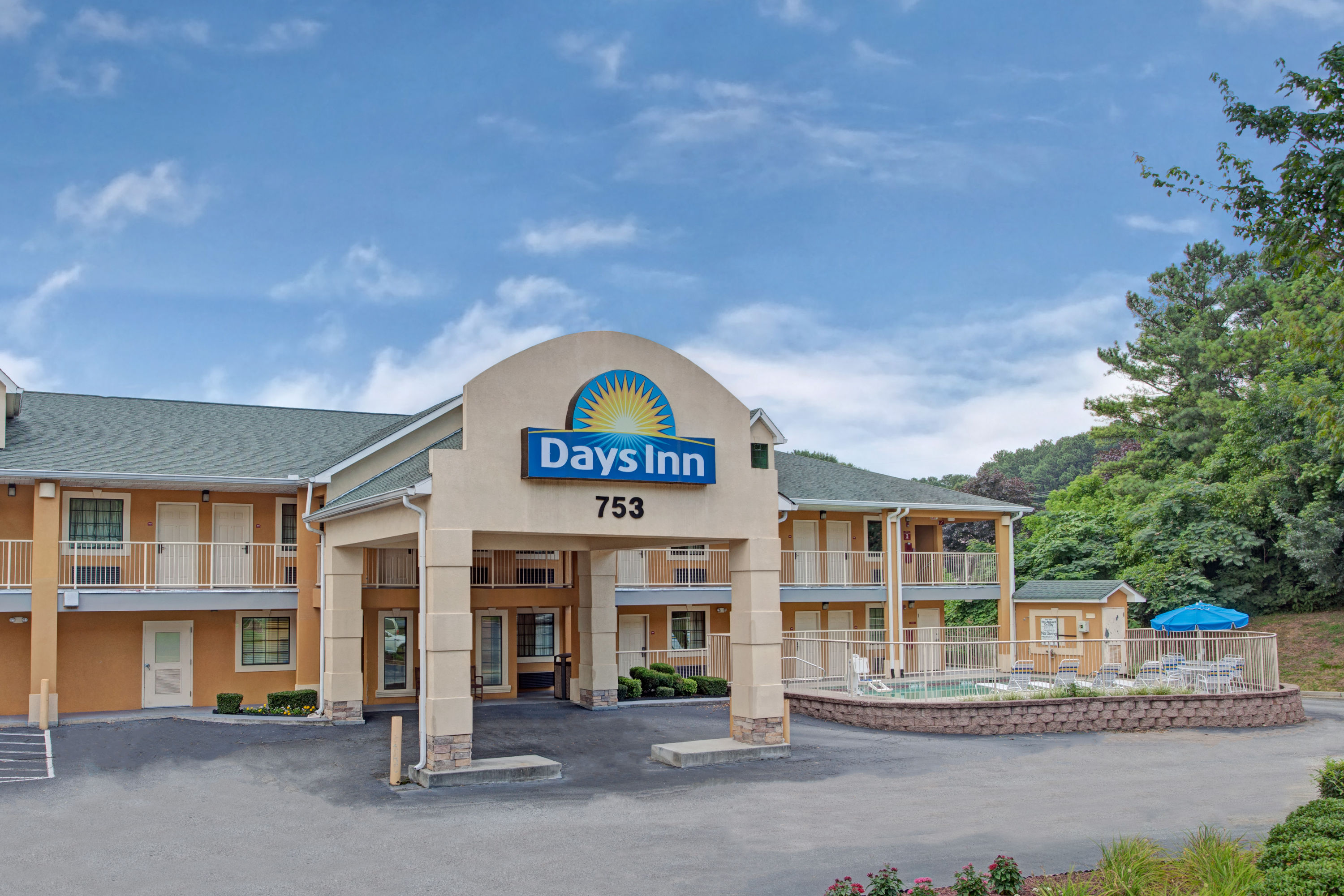 Exterior of Days Inn by Wyndham Marietta White Water hotel in Marietta, Georgia