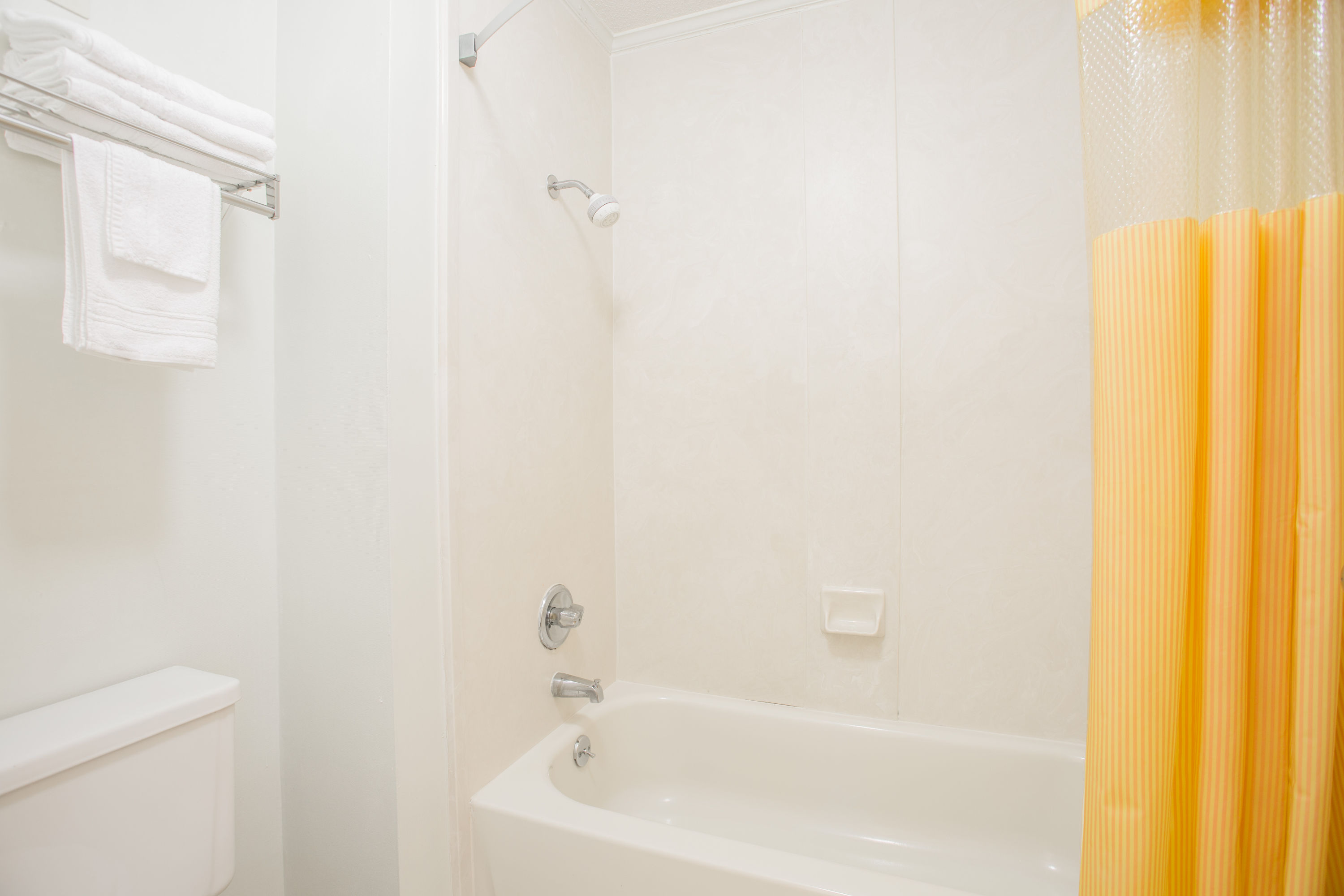 Guest room bath at the Days Inn by Wyndham Milledgeville in Milledgeville, Georgia