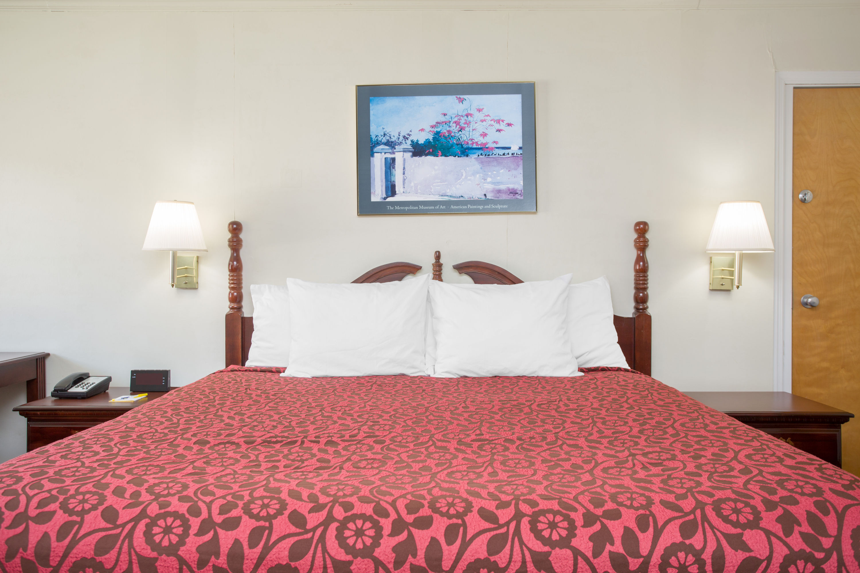 Guest room at the Days Inn by Wyndham Milledgeville in Milledgeville, Georgia