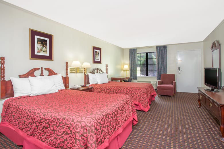 Guest room at the Days Inn Milledgeville in Milledgeville, Georgia