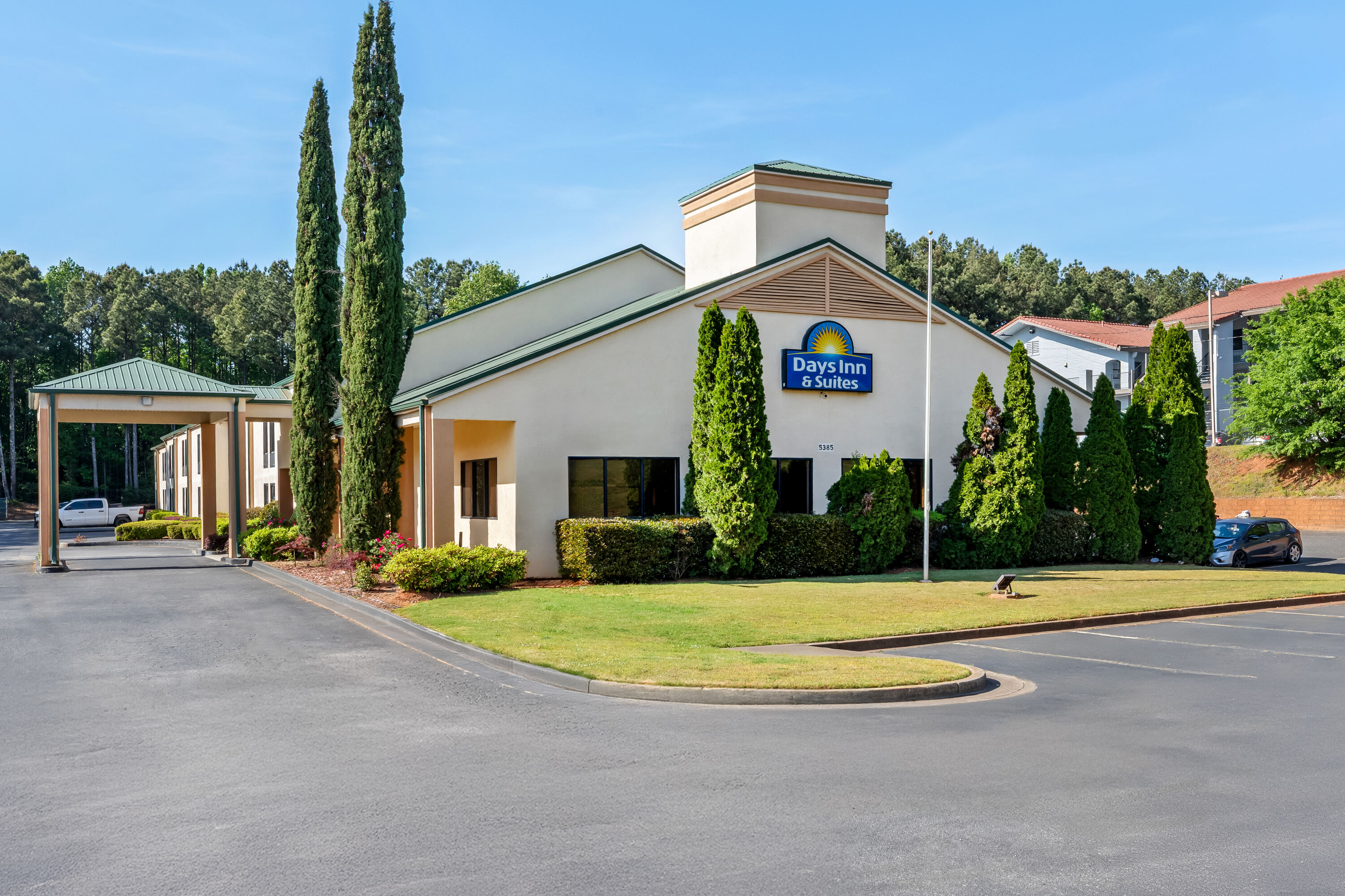 Exterior Day Image of Days Inn & Suites by Wyndham Peachtree Corners/Norcross hotel in Norcross, Georgia