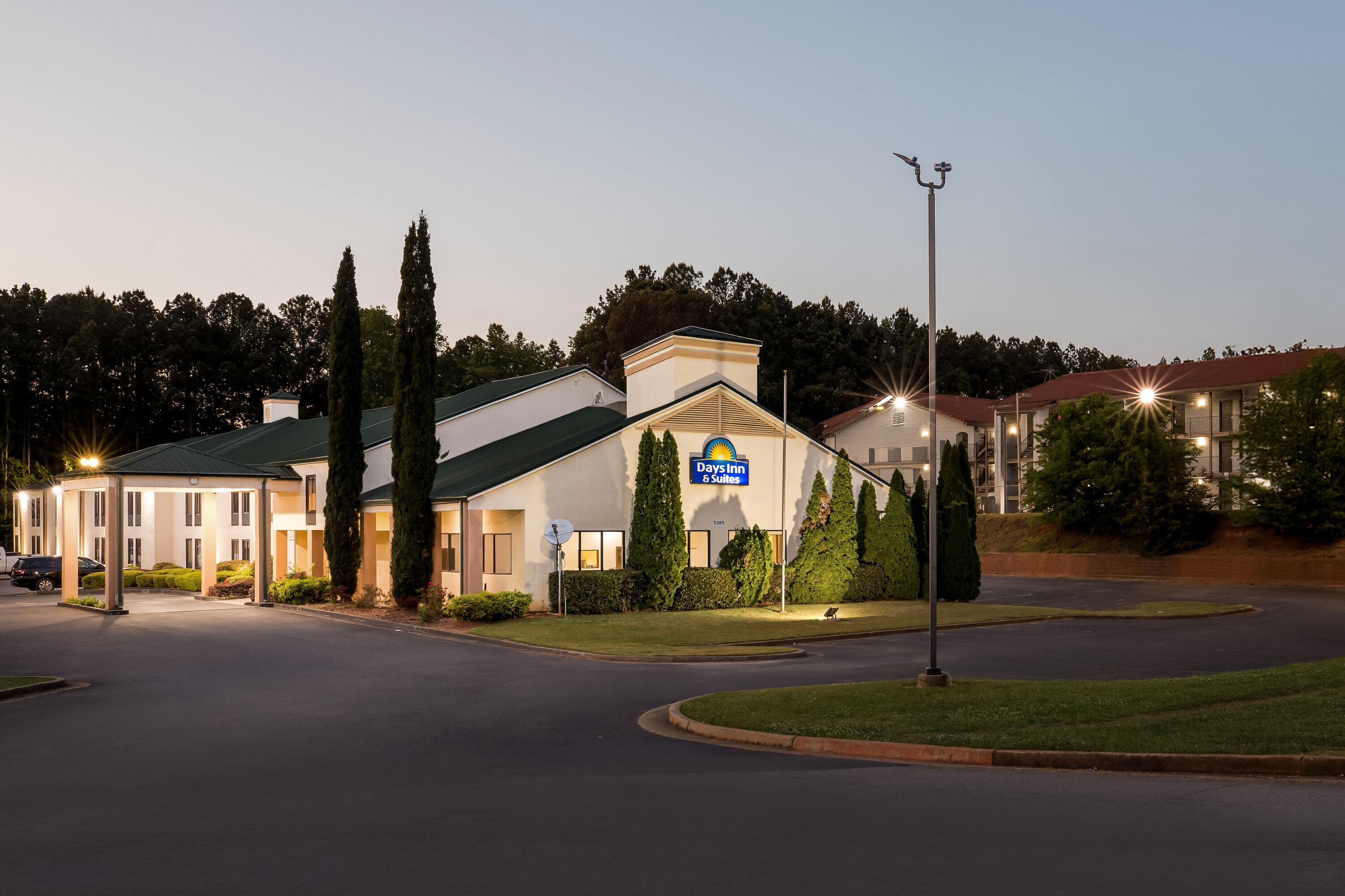 Exterior Night Image of Days Inn & Suites by Wyndham Peachtree Corners/Norcross hotel in Norcross, Georgia