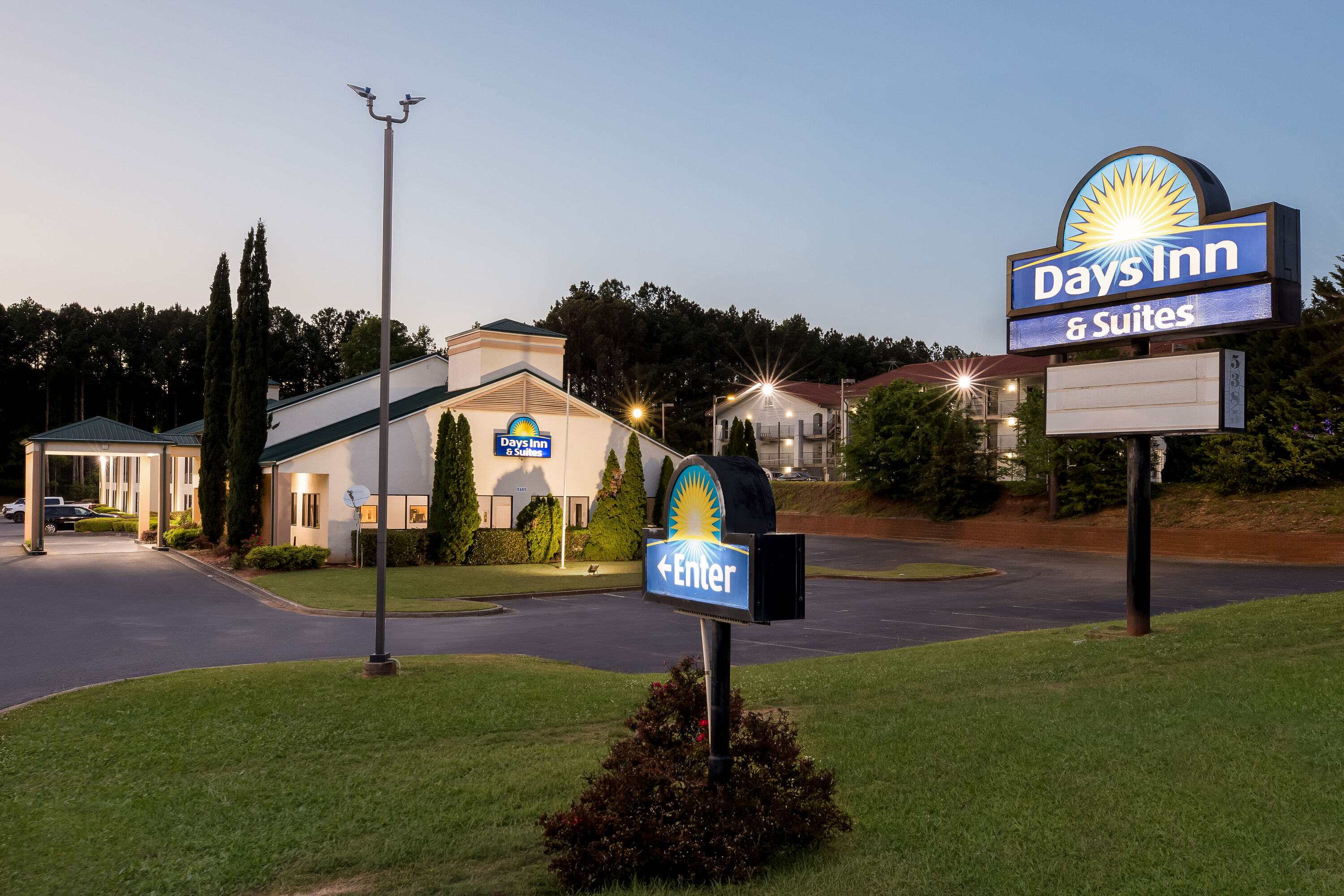 Exterior Night Image of Days Inn & Suites by Wyndham Peachtree Corners/Norcross hotel in Norcross, Georgia