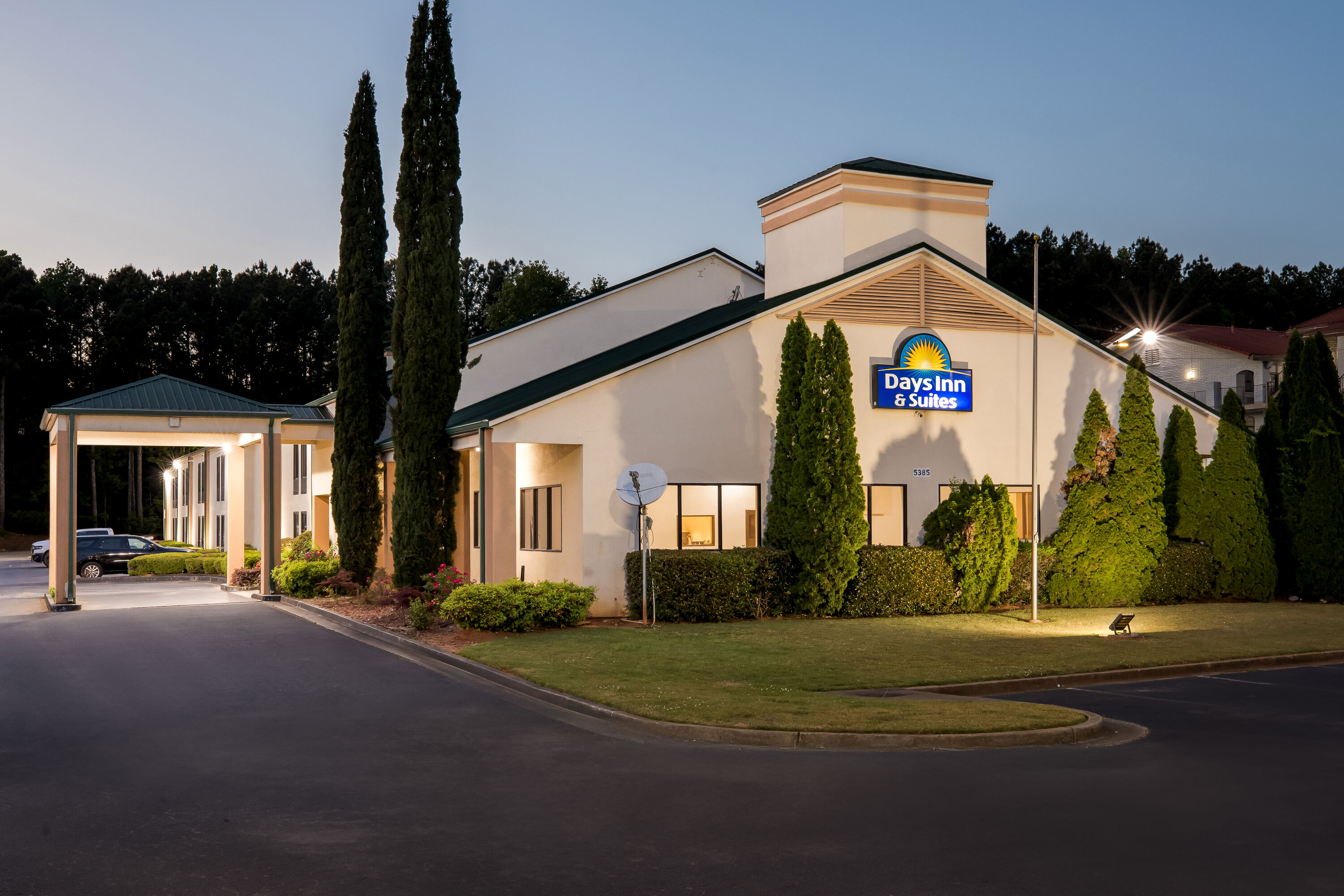 Exterior Night Image of Days Inn & Suites by Wyndham Peachtree Corners/Norcross hotel in Norcross, Georgia