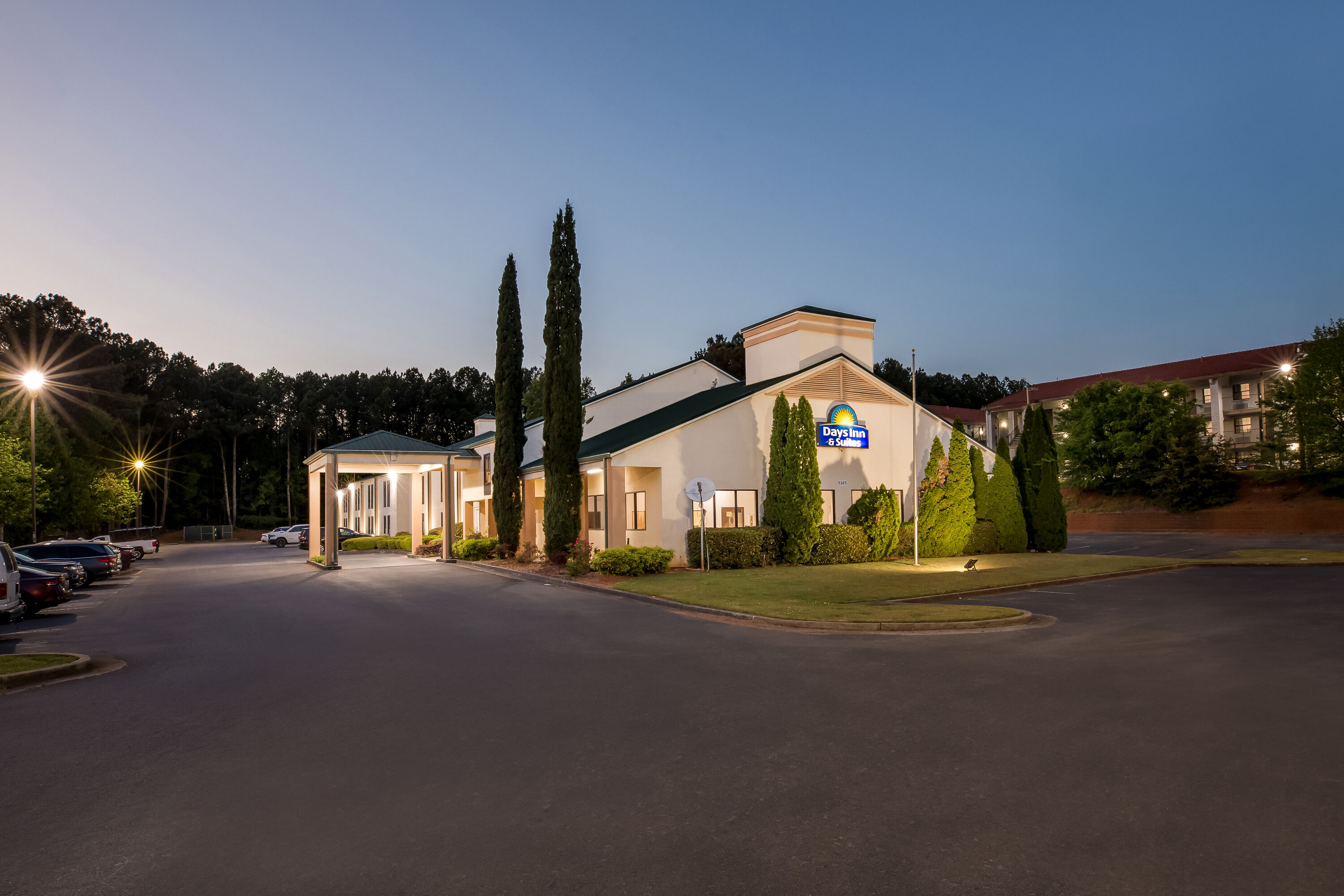 Exterior Night Image of Days Inn & Suites by Wyndham Peachtree Corners/Norcross hotel in Norcross, Georgia