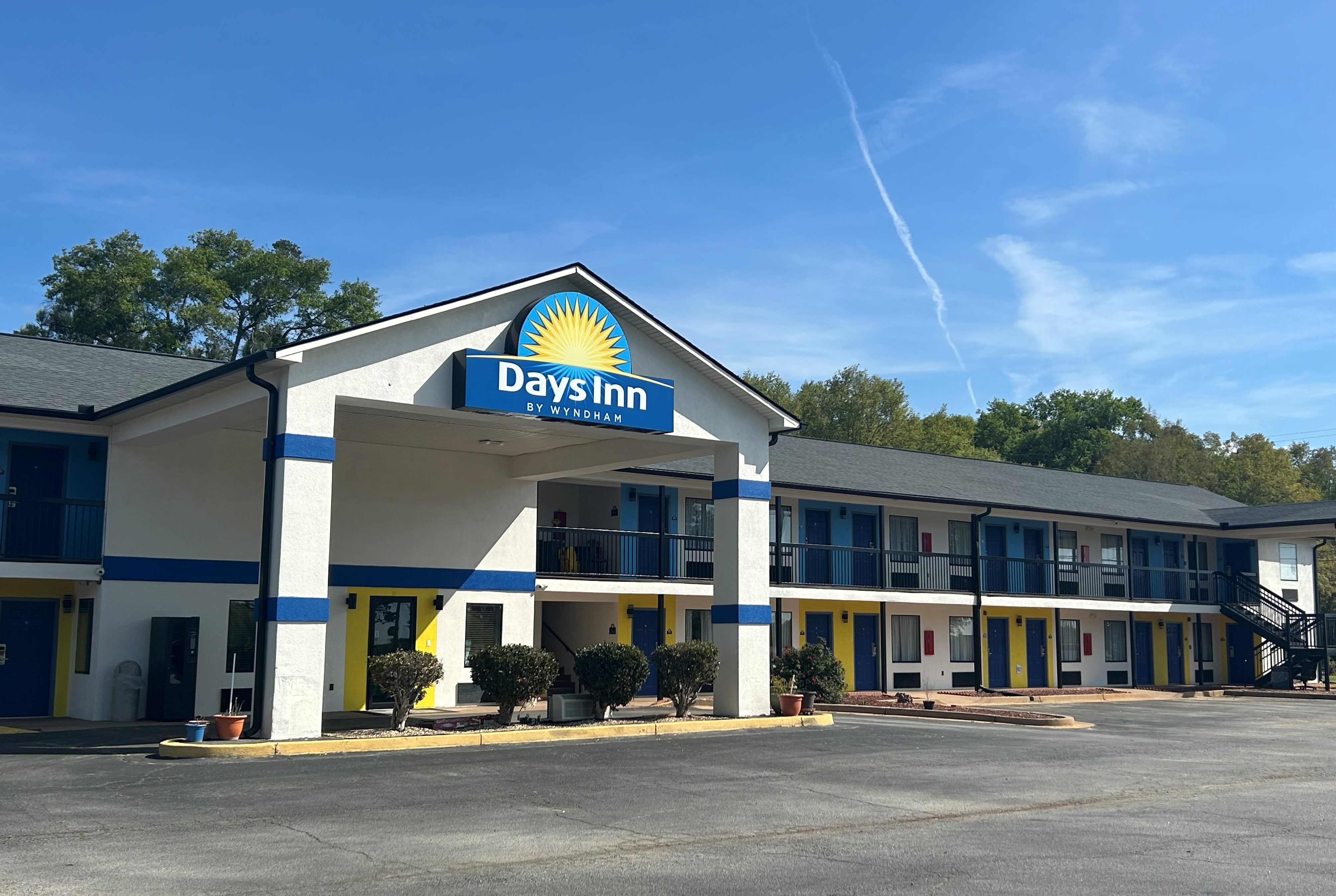Front Exterior Image of Days Inn by Wyndham Royston hotel in Royston, Georgia
