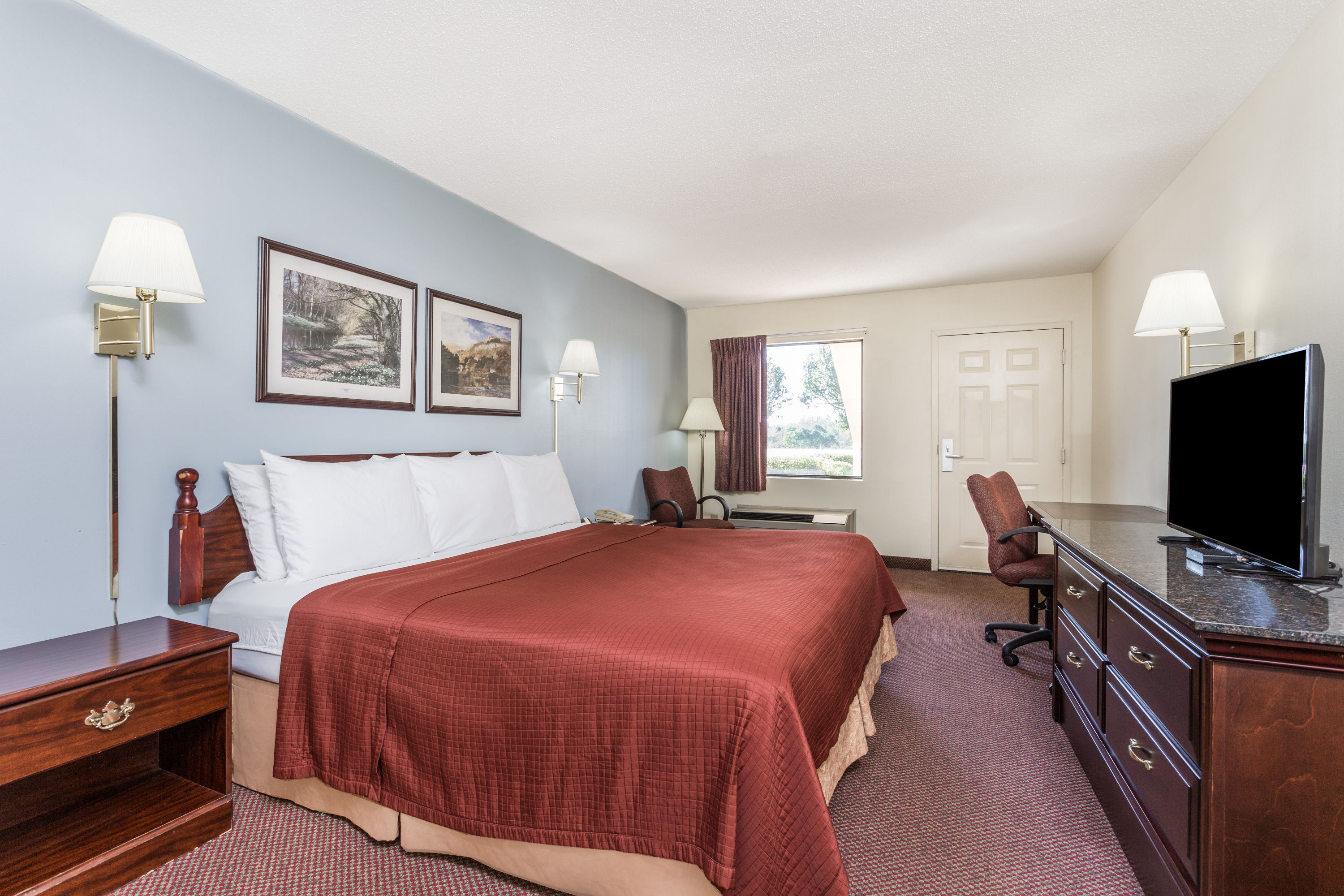 Guest room at the Days Inn by Wyndham Royston in Royston, Georgia