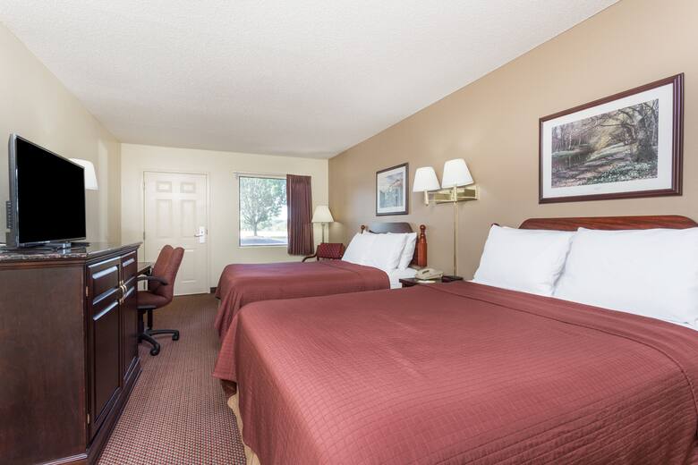 Guest room at the Days Inn Royston in Royston, Georgia