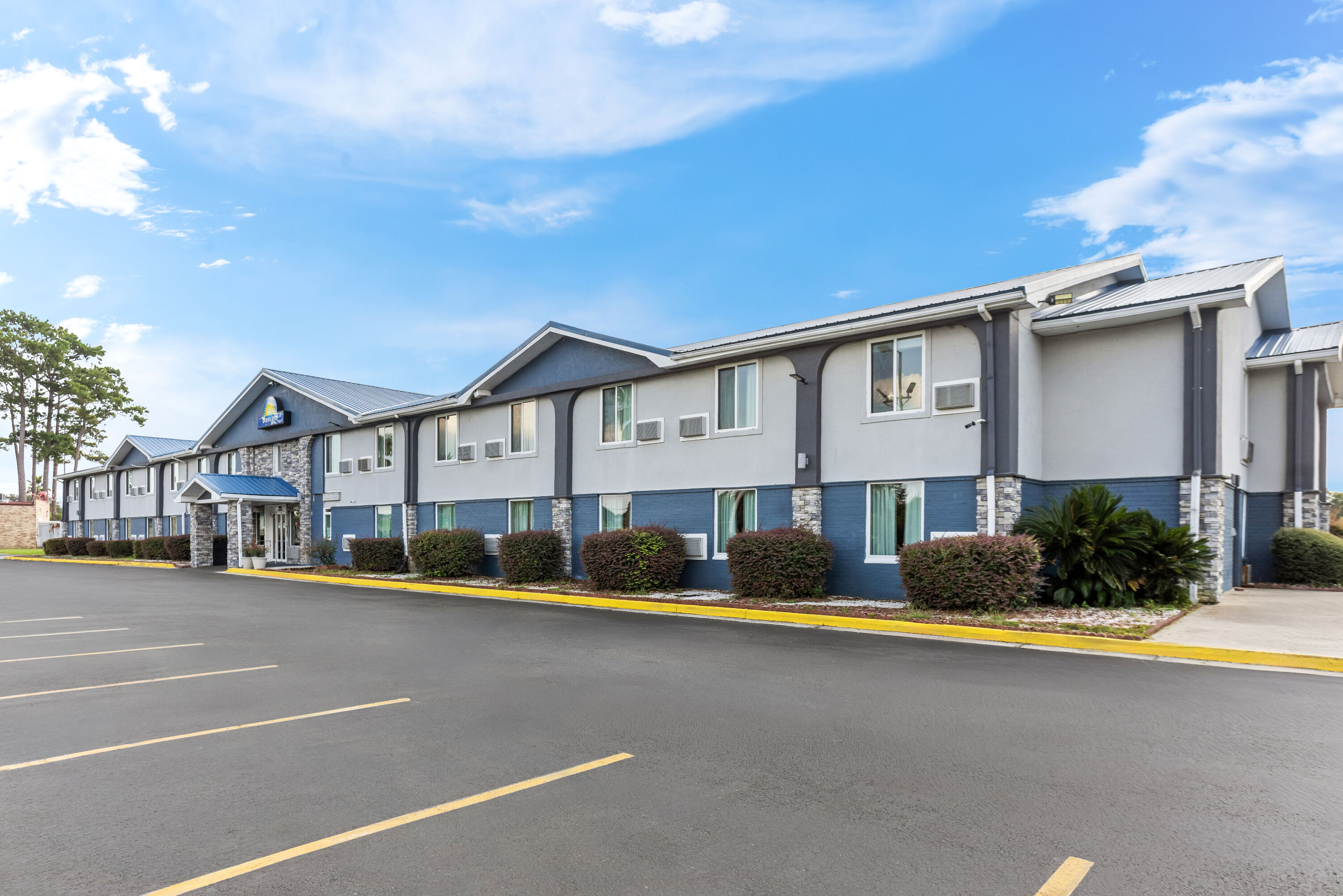 Exterior Day Image of Days Inn by Wyndham Savannah Gateway I-95 hotel in Savannah, Georgia