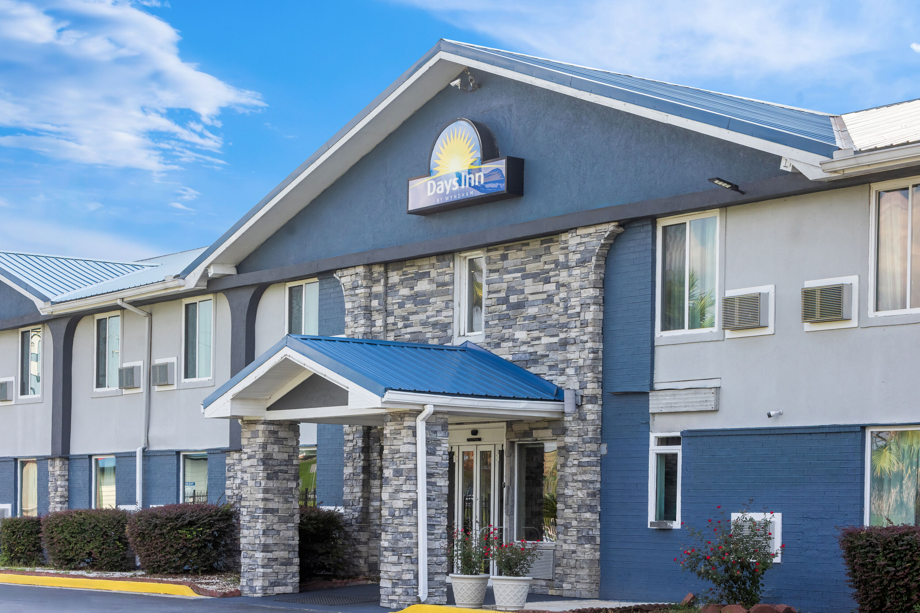 Exterior Day Image of Days Inn by Wyndham Savannah Gateway I-95 hotel in Savannah, Georgia
