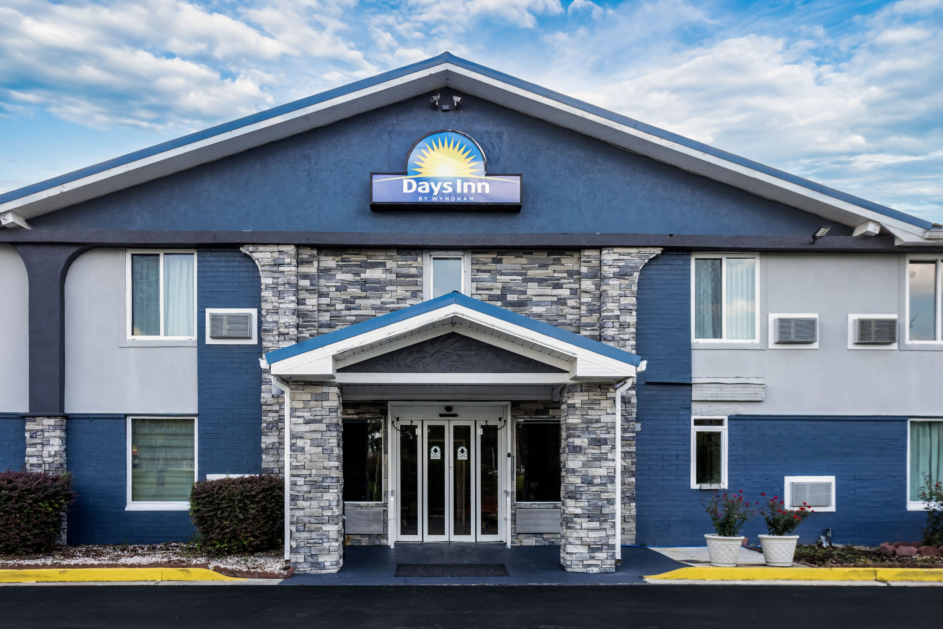 Exterior Day Image of Days Inn by Wyndham Savannah Gateway I-95 hotel in Savannah, Georgia