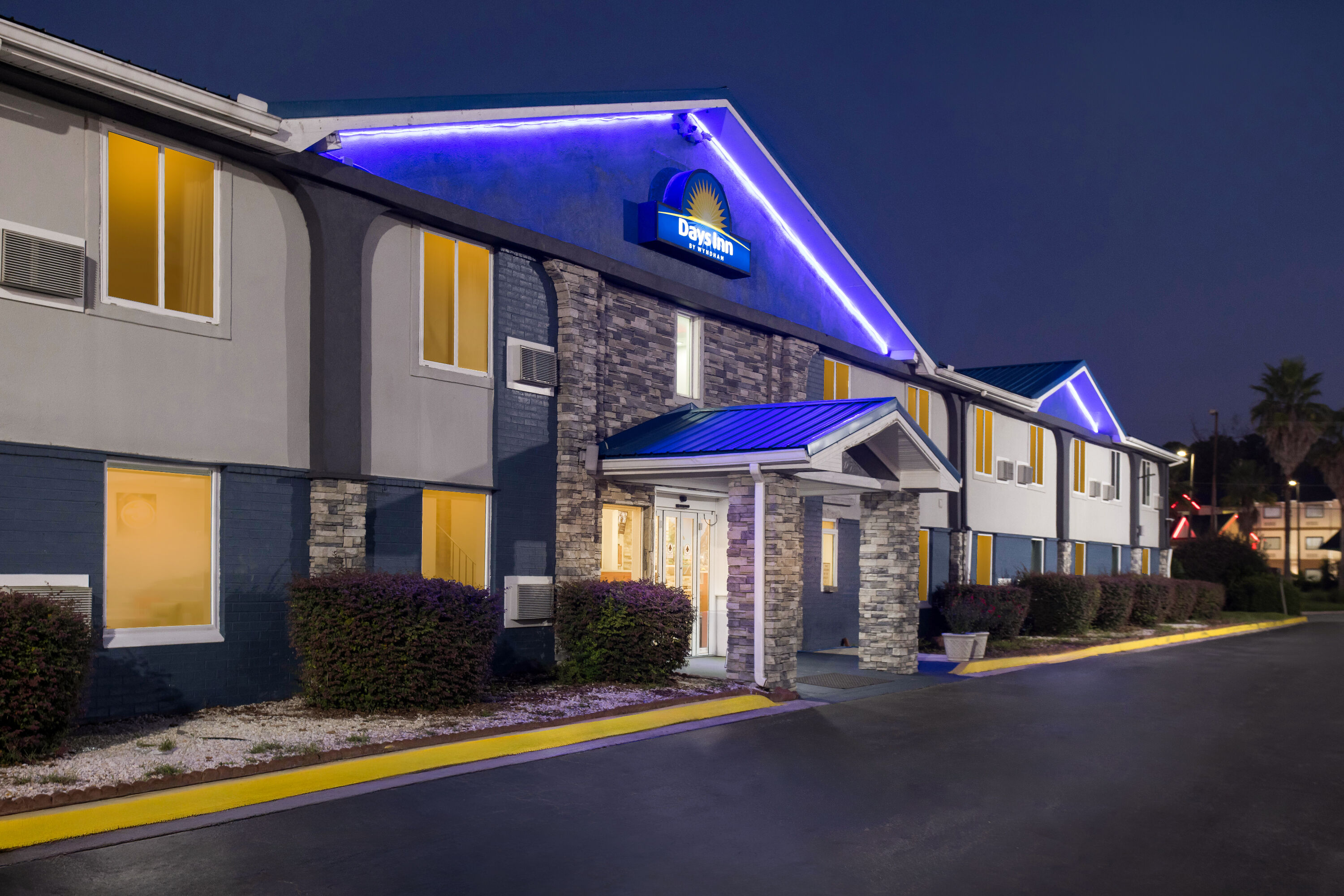 Exterior Night Image of Days Inn by Wyndham Savannah Gateway I-95 hotel in Savannah, Georgia