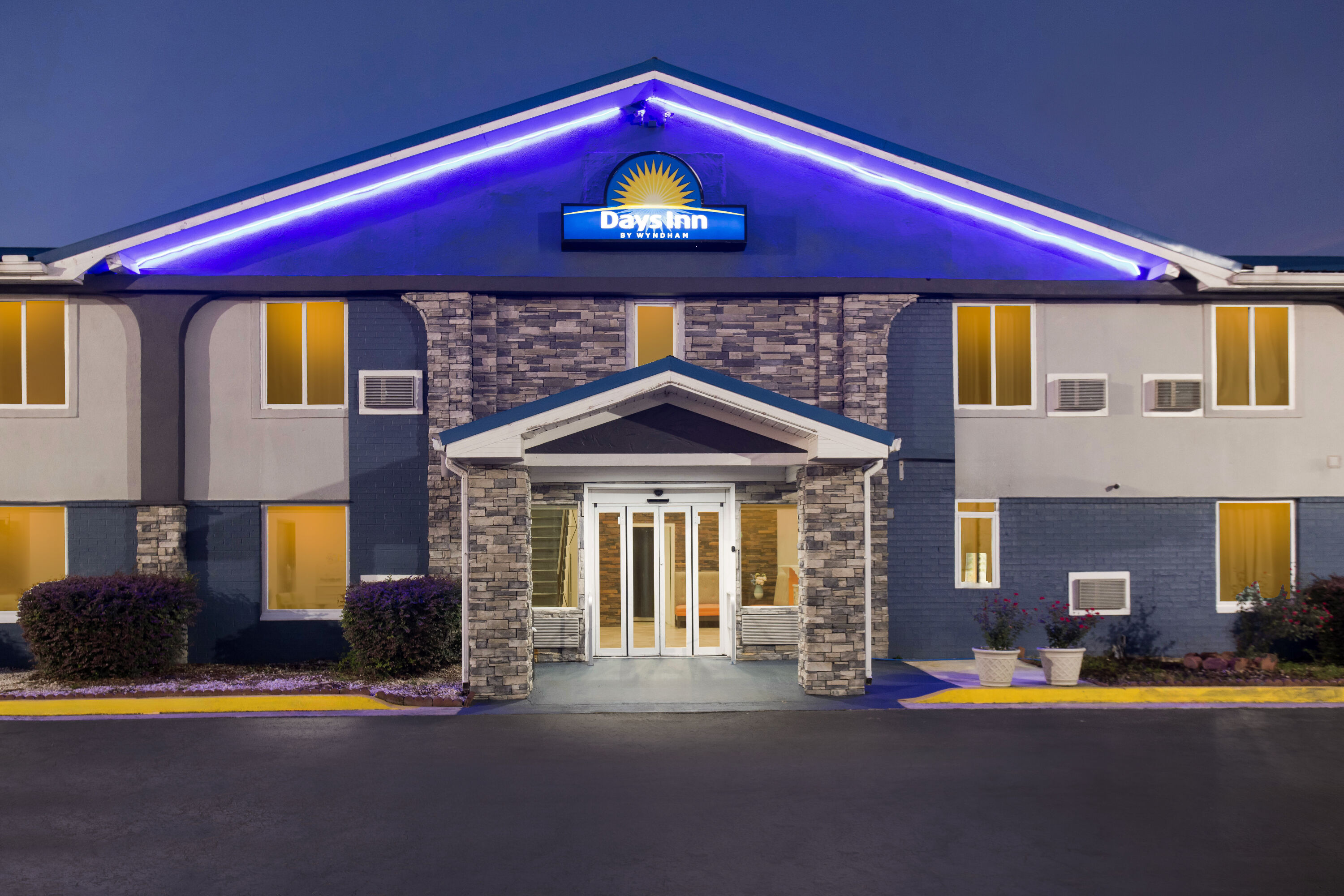Exterior Night Image of Days Inn by Wyndham Savannah Gateway I-95 hotel in Savannah, Georgia