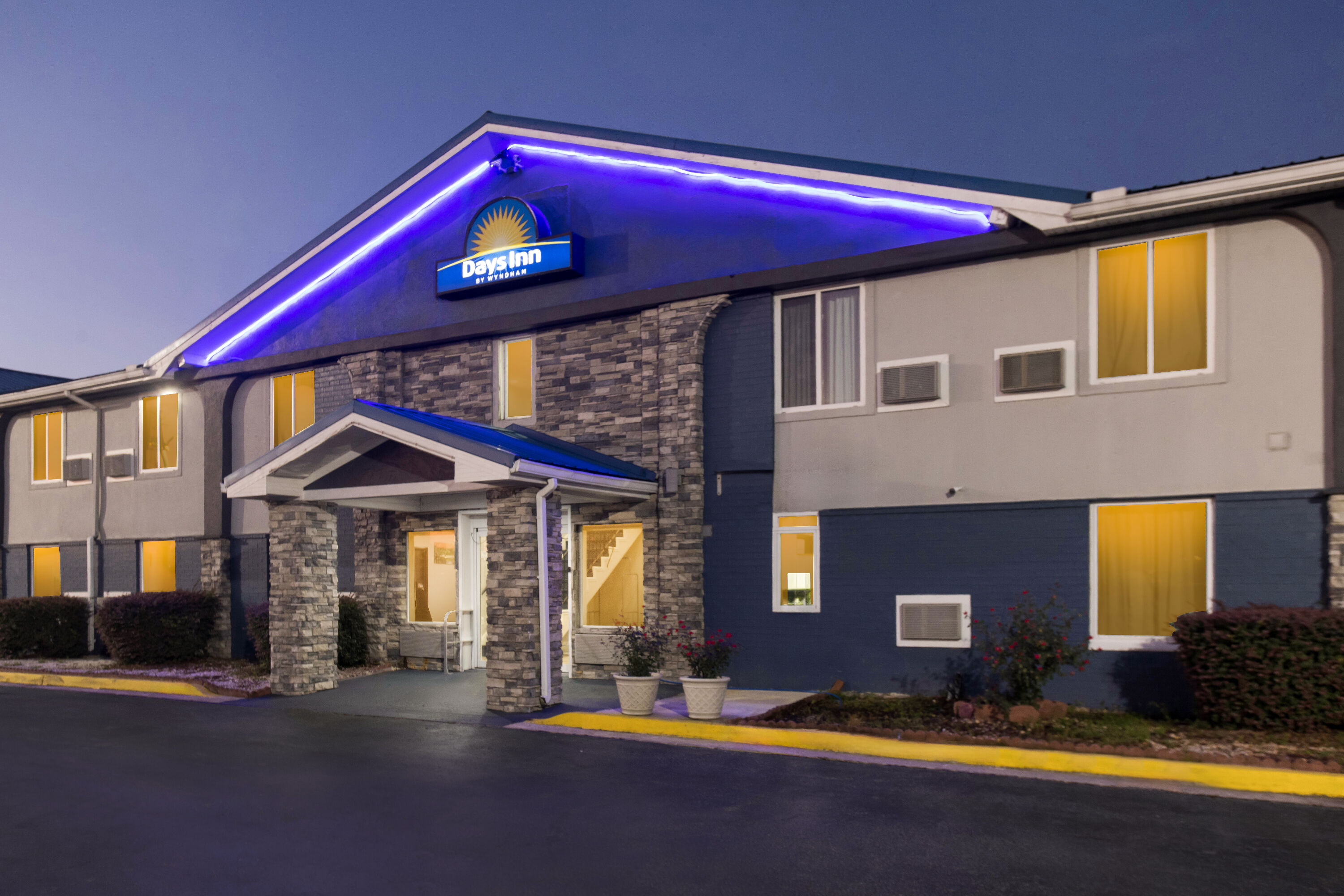 Exterior Night Image of Days Inn by Wyndham Savannah Gateway I-95 hotel in Savannah, Georgia