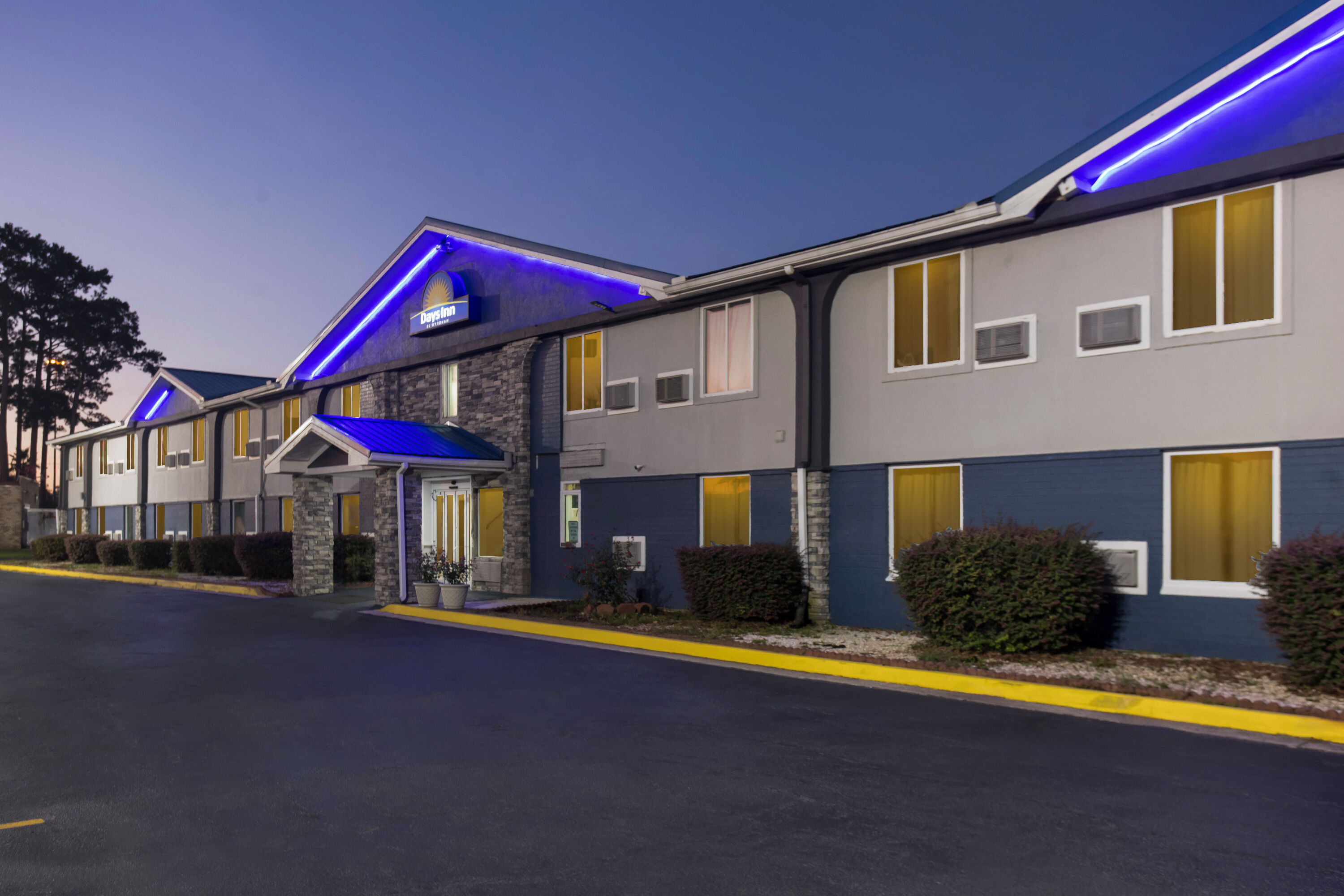 Exterior Night Image of Days Inn by Wyndham Savannah Gateway I-95 hotel in Savannah, Georgia