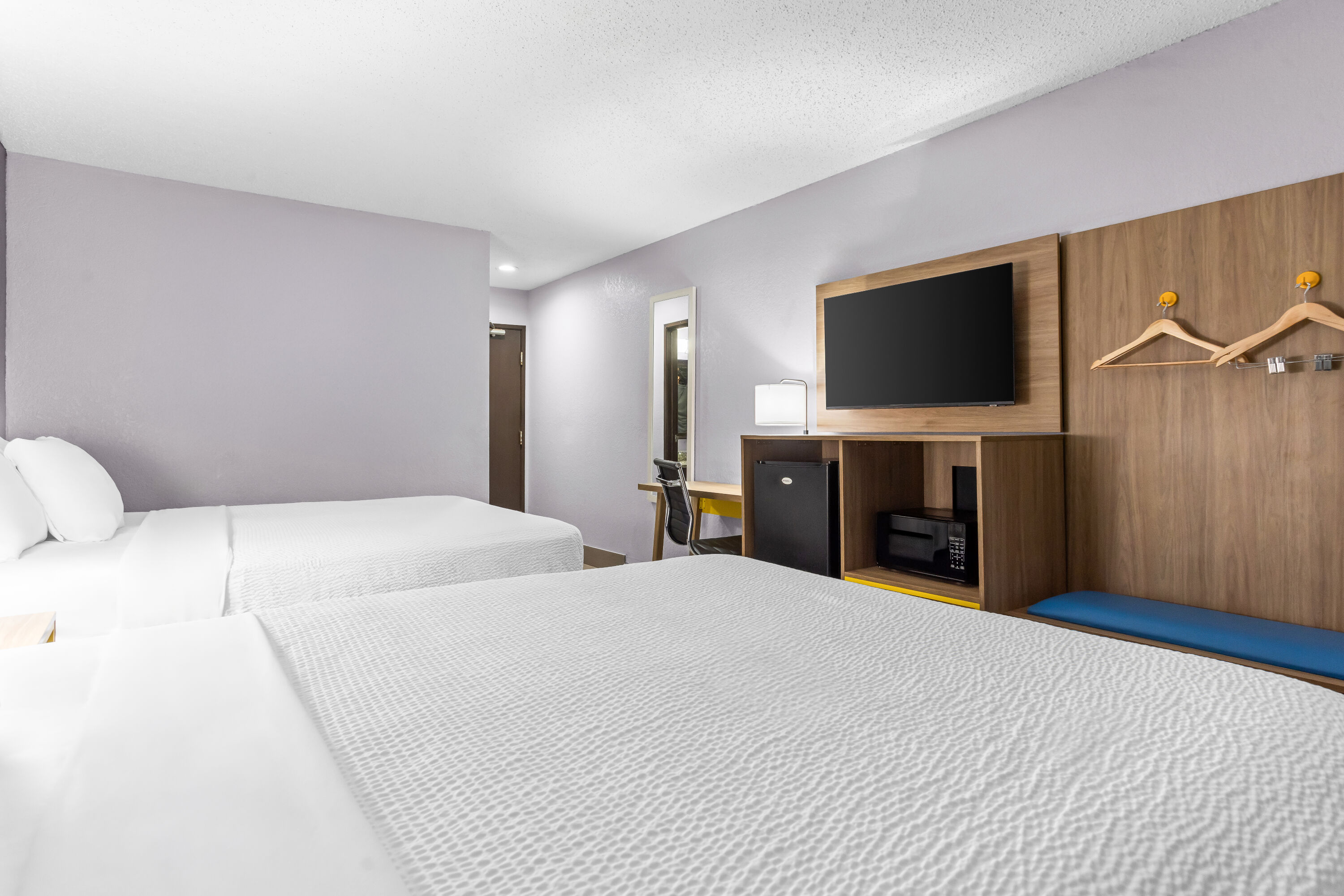 Double bed guest room at the Days Inn by Wyndham Savannah Gateway I-95 in Savannah, Georgia