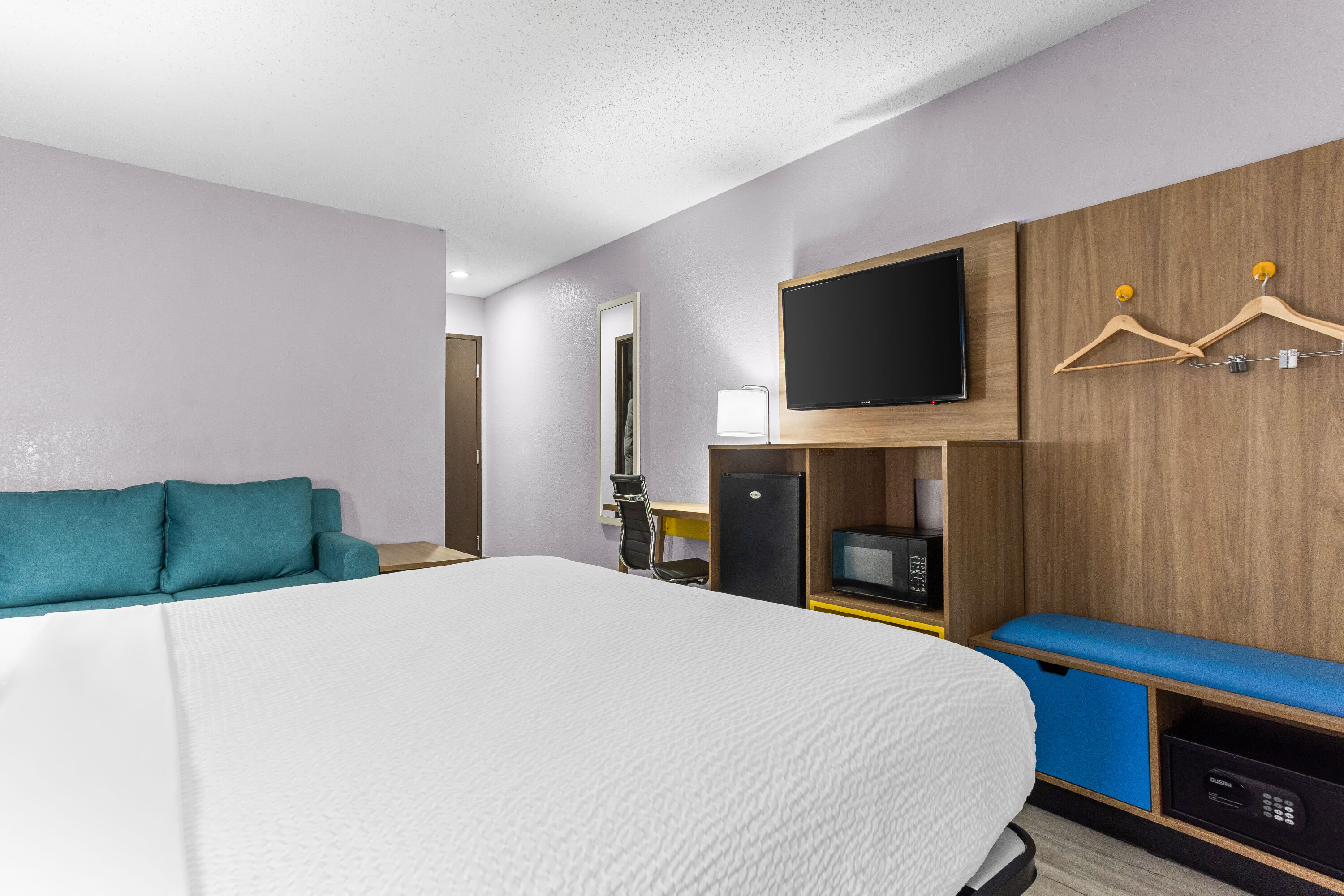 King bed guest room at the Days Inn by Wyndham Savannah Gateway I-95 in Savannah, Georgia