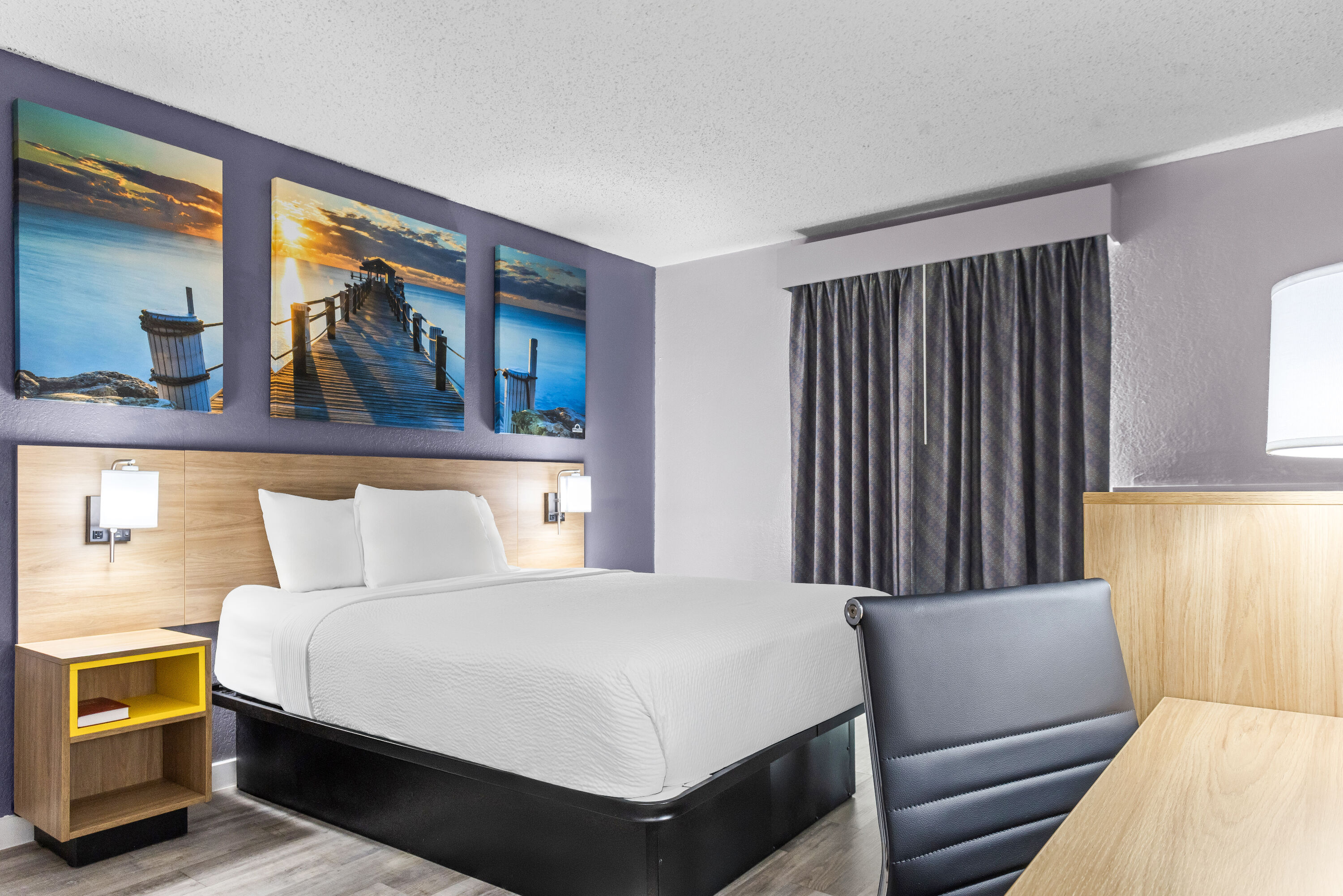 Queen bed guest room at the Days Inn by Wyndham Savannah Gateway I-95 in Savannah, Georgia