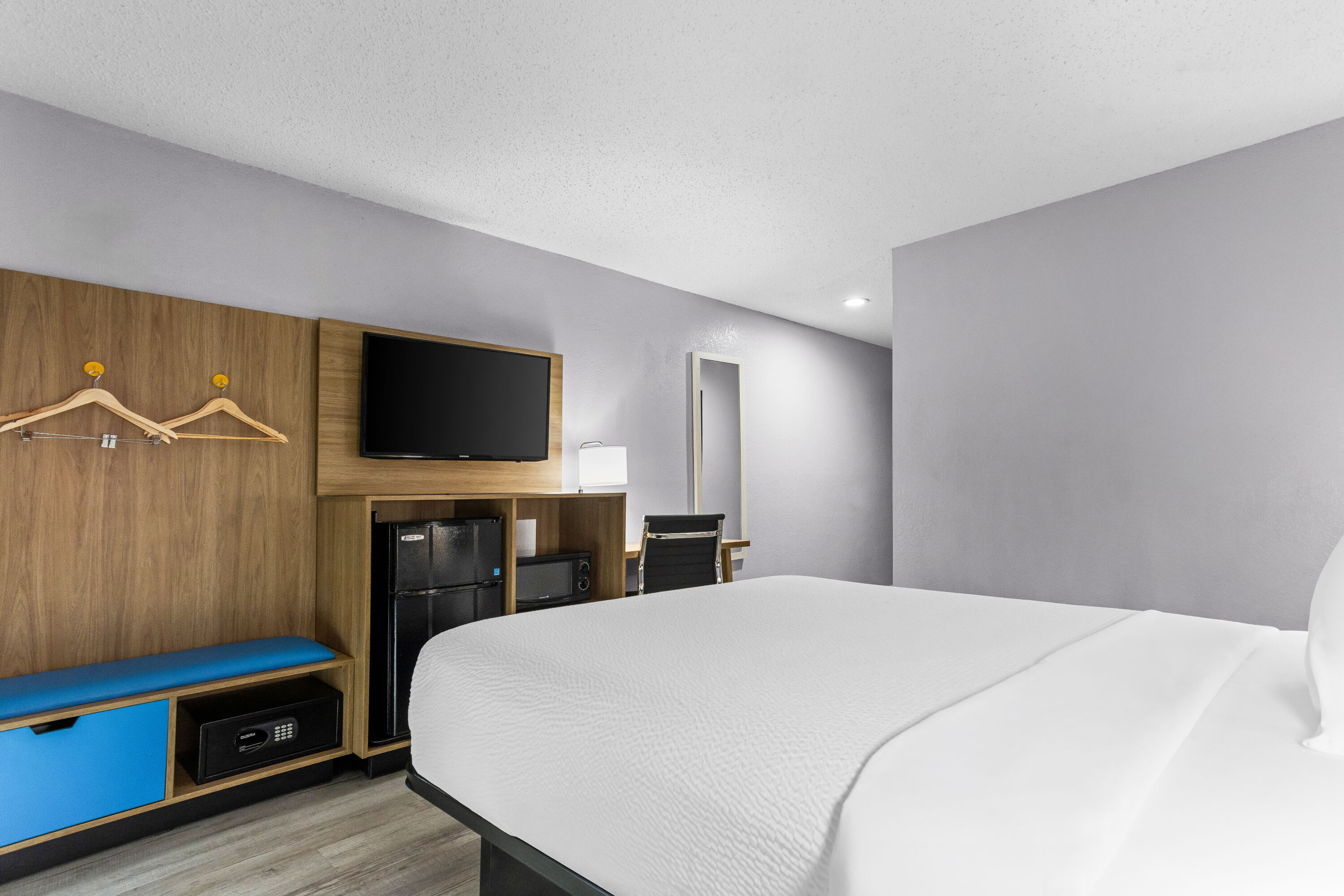 Queen bed guest room at the Days Inn by Wyndham Savannah Gateway I-95 in Savannah, Georgia