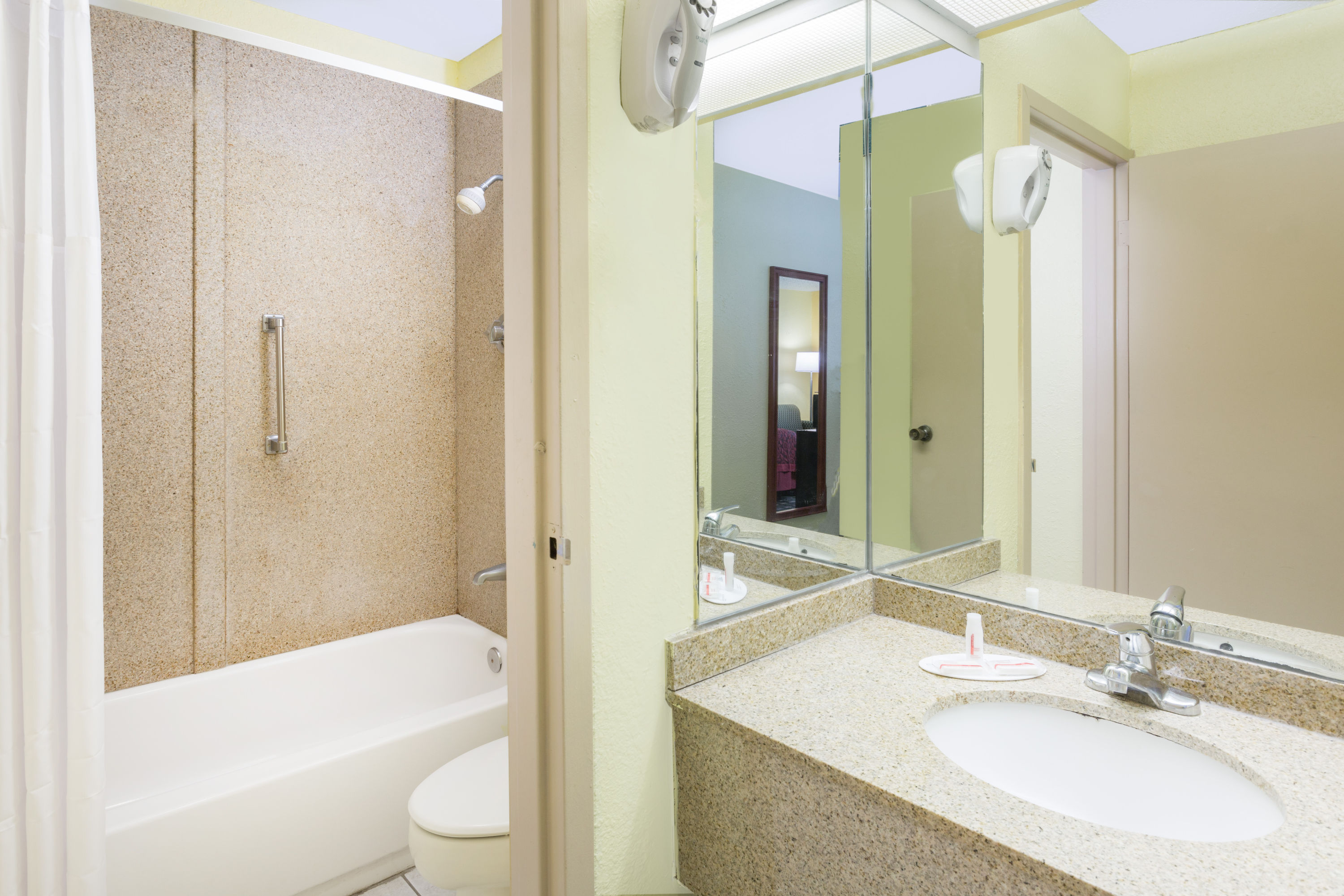 Days Inn By Wyndham Savannah Abercorn Southside