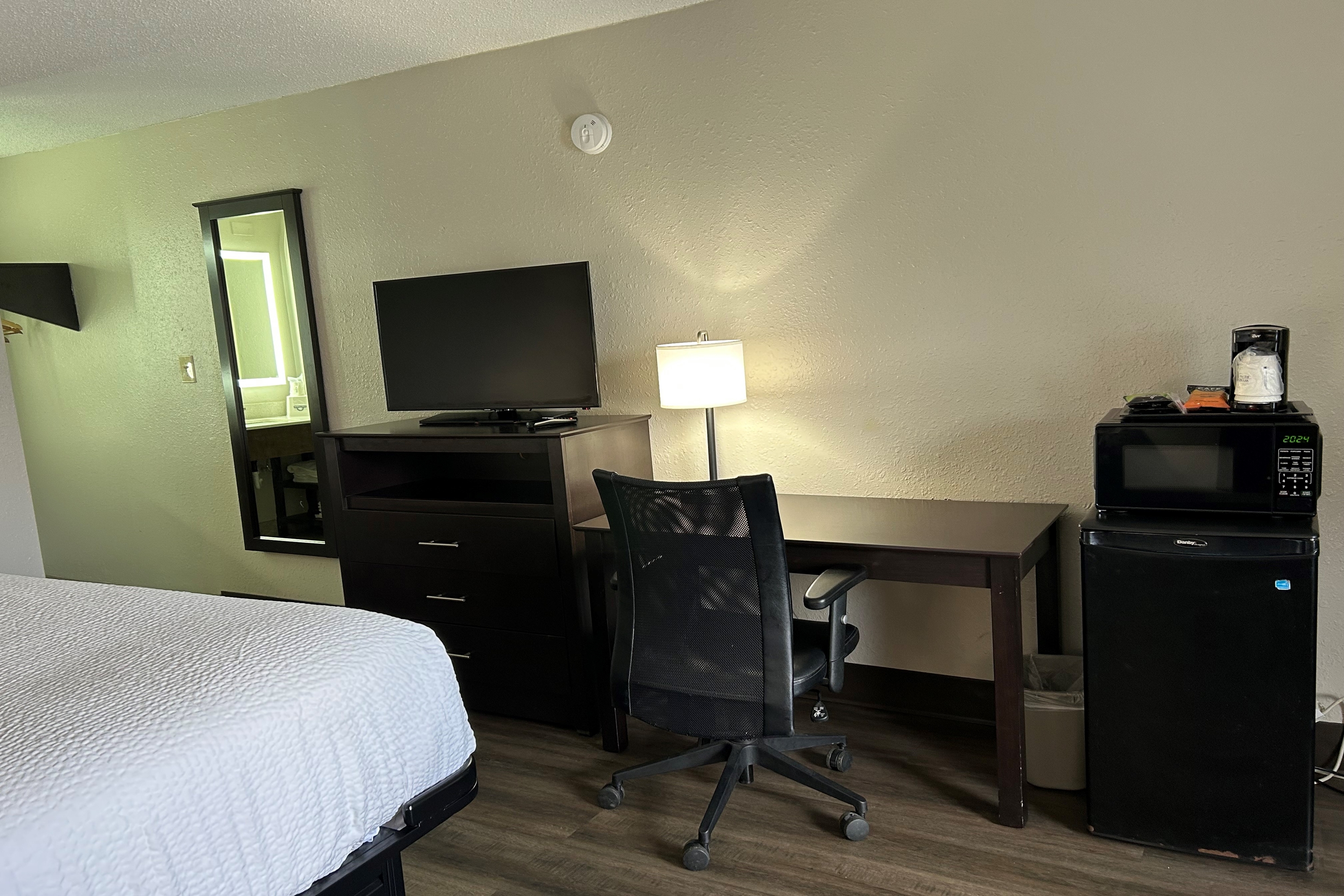 Guest room at the Days Inn by Wyndham Savannah Airport in Savannah, Georgia