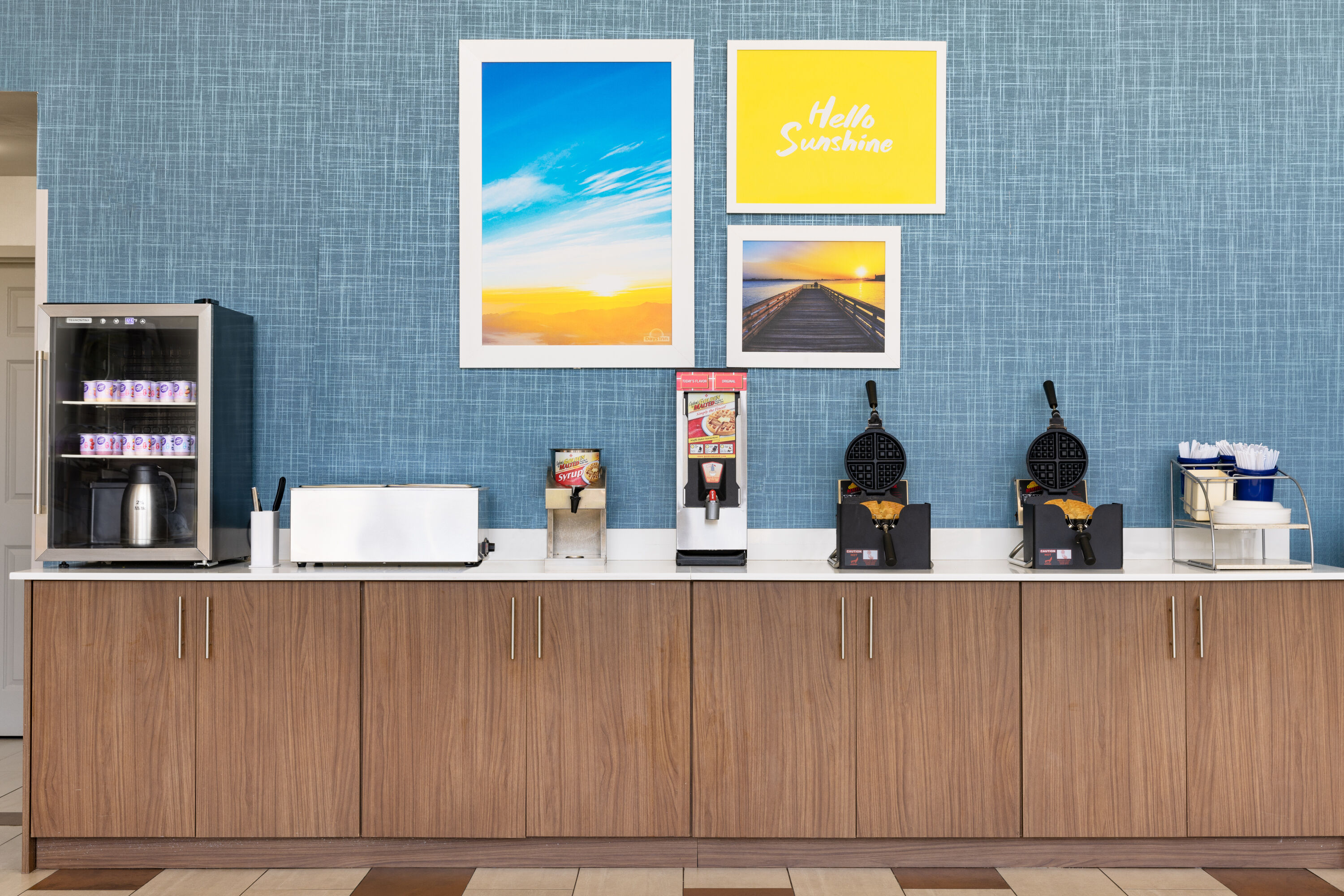 Days Inn & Suites by Wyndham Savannah Midtown restaurant breakfast area with seating in Savannah, Georgia