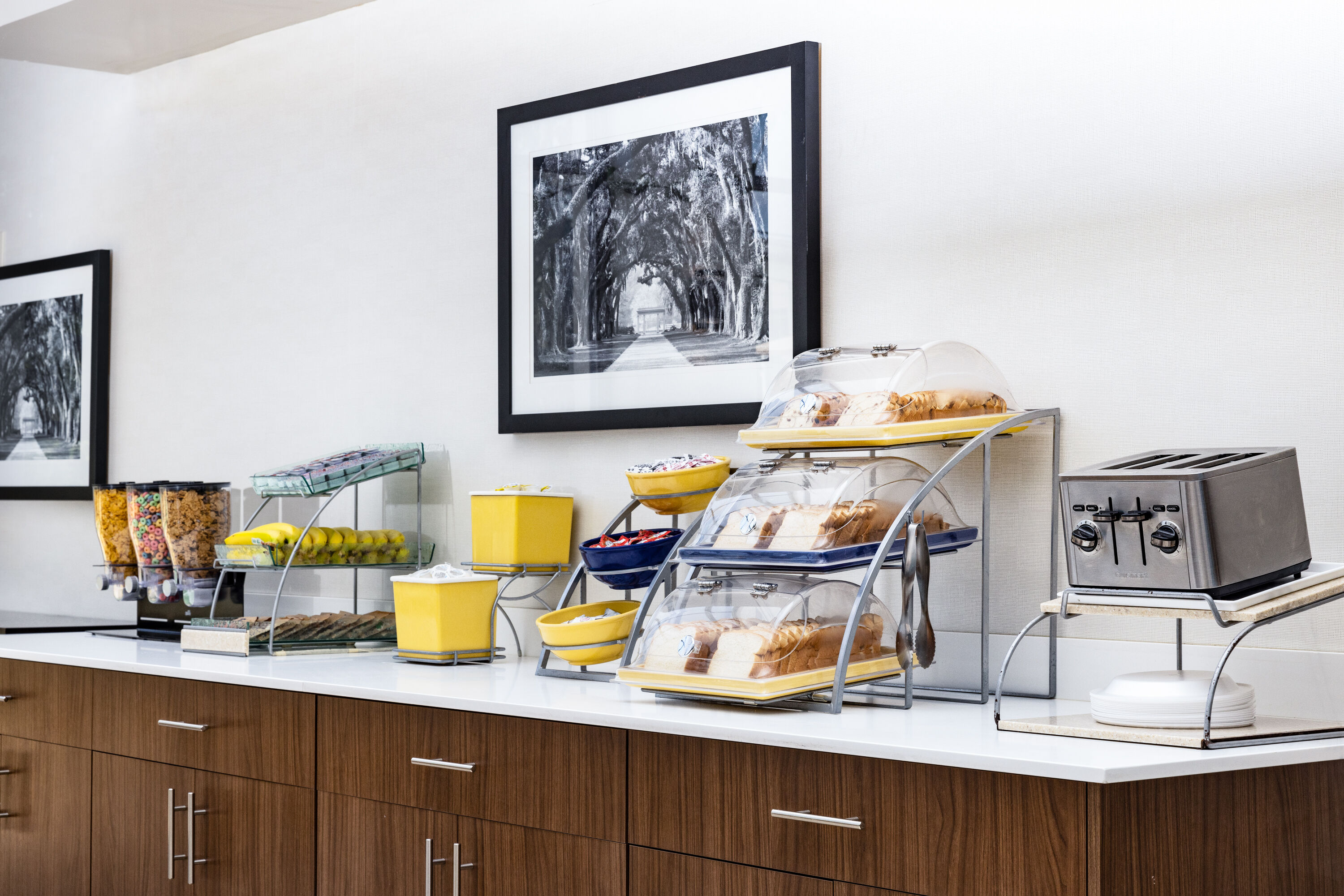 Days Inn & Suites by Wyndham Savannah Midtown restaurant breakfast area with seating in Savannah, Georgia