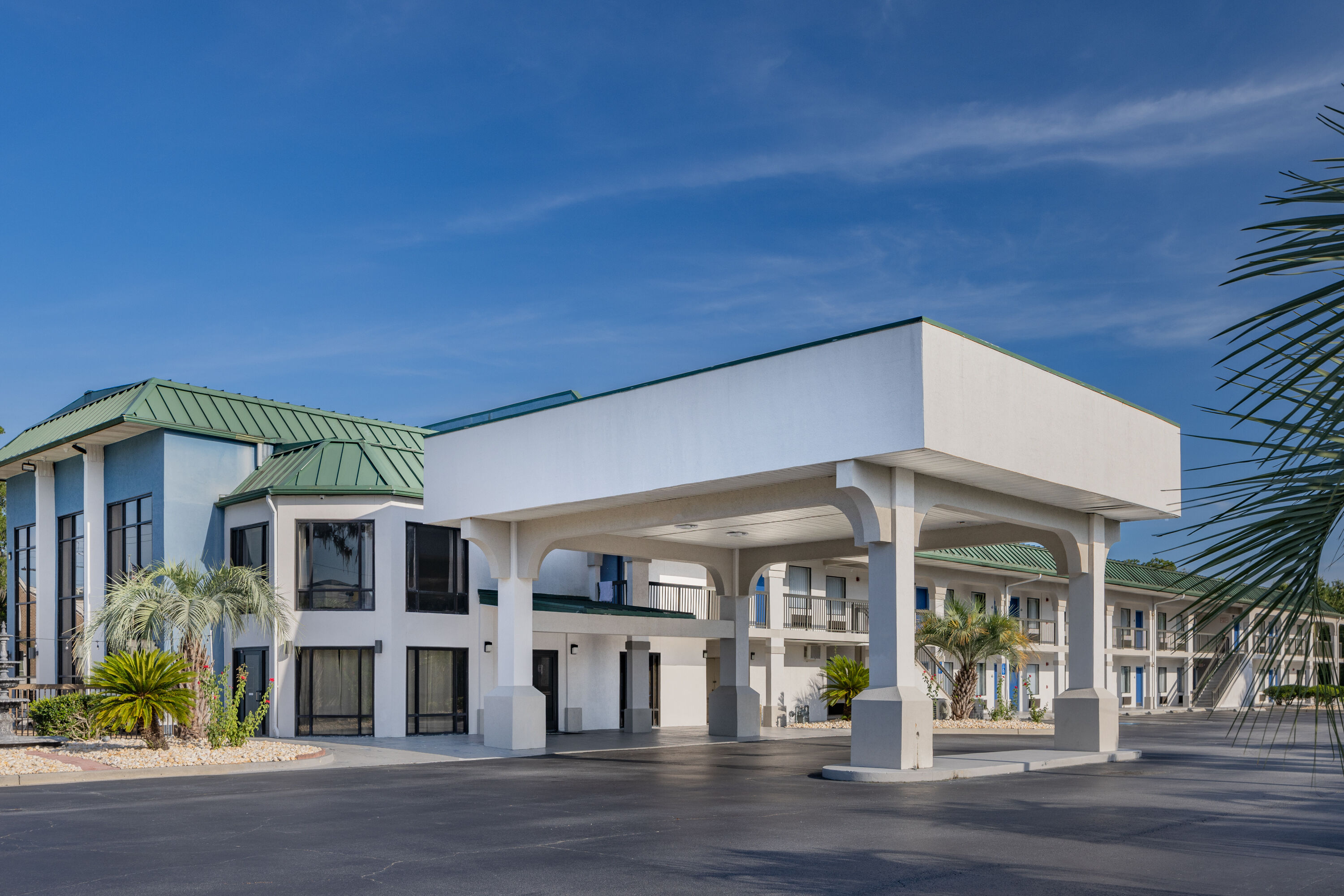 Exterior of Days Inn & Suites by Wyndham Savannah Midtown hotel in Savannah, Georgia