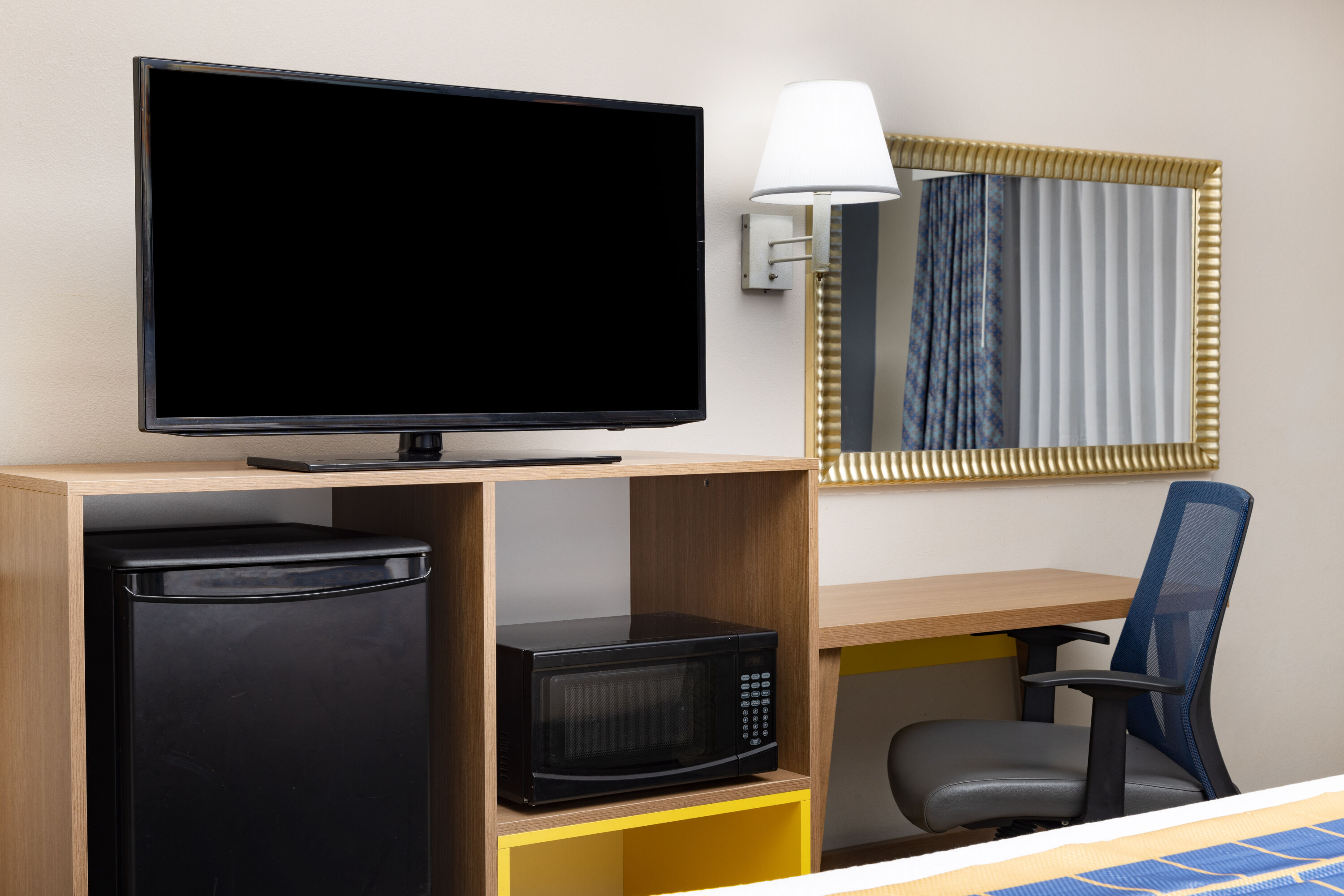 Guest room at the Days Inn & Suites by Wyndham Savannah Midtown in Savannah, Georgia