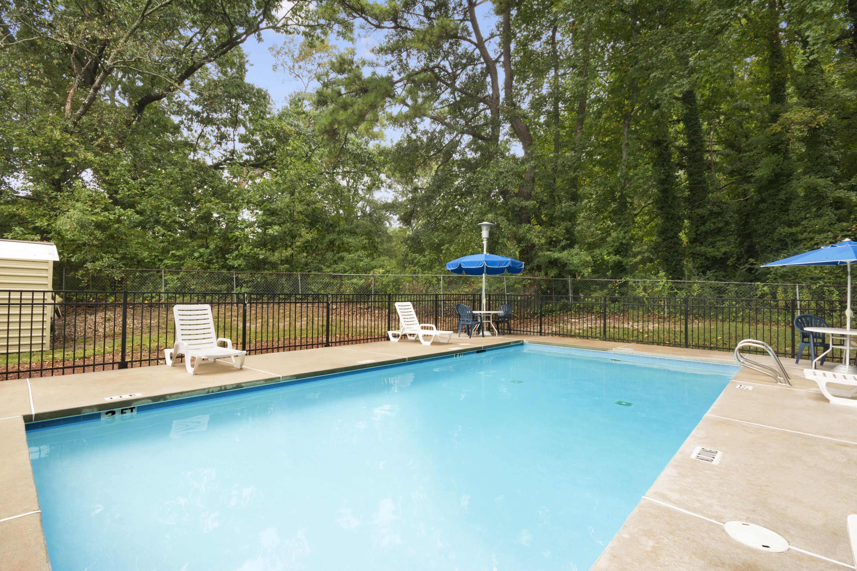 06158_pool_view_1