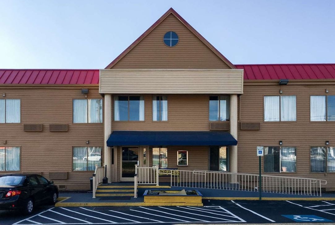 Exterior of Days Inn by Wyndham Thomson hotel in Thomson, Georgia