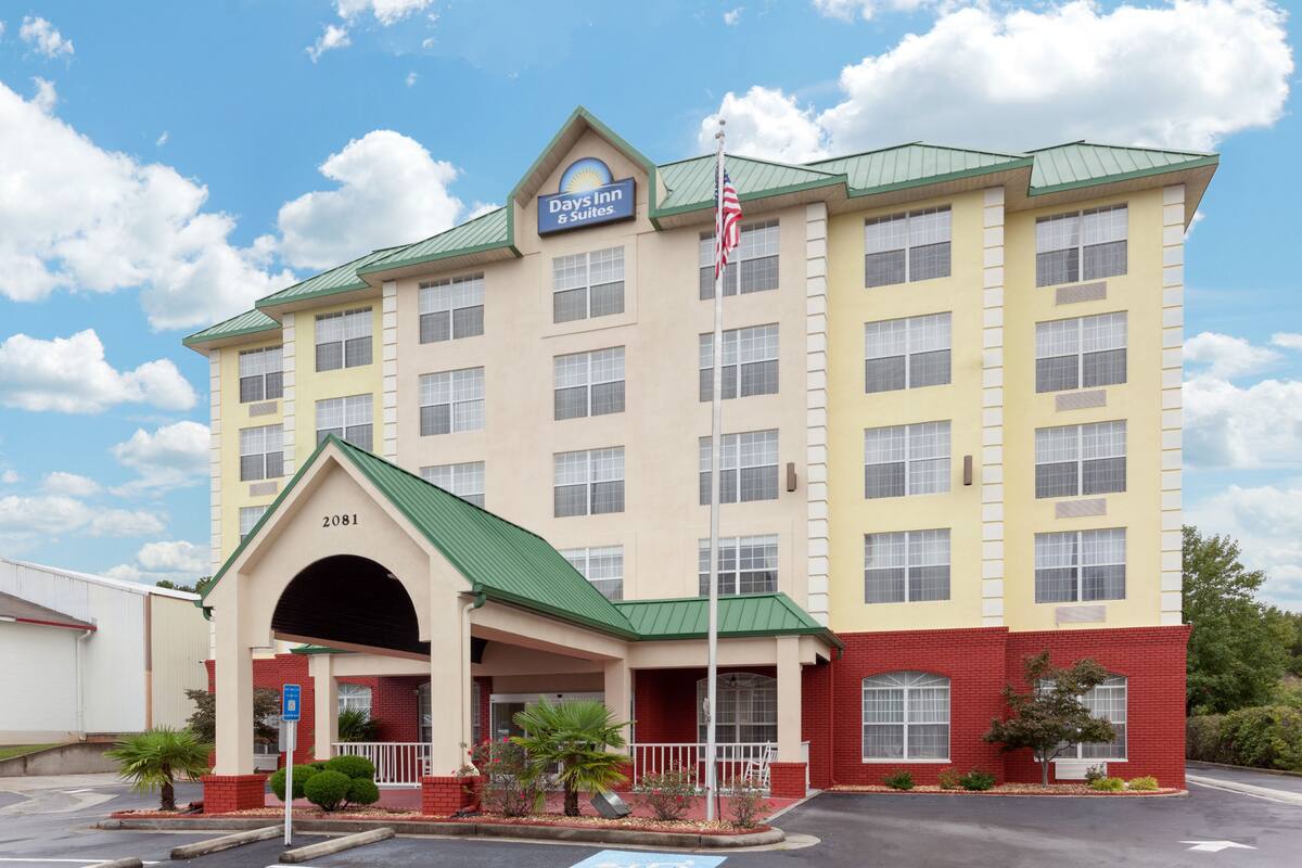 Days Inn Suites Tucker Northlake Hotels Ga 30084 5320 Exterior Of Days Inn Suites Tucker Northlake Hotel In Georgia