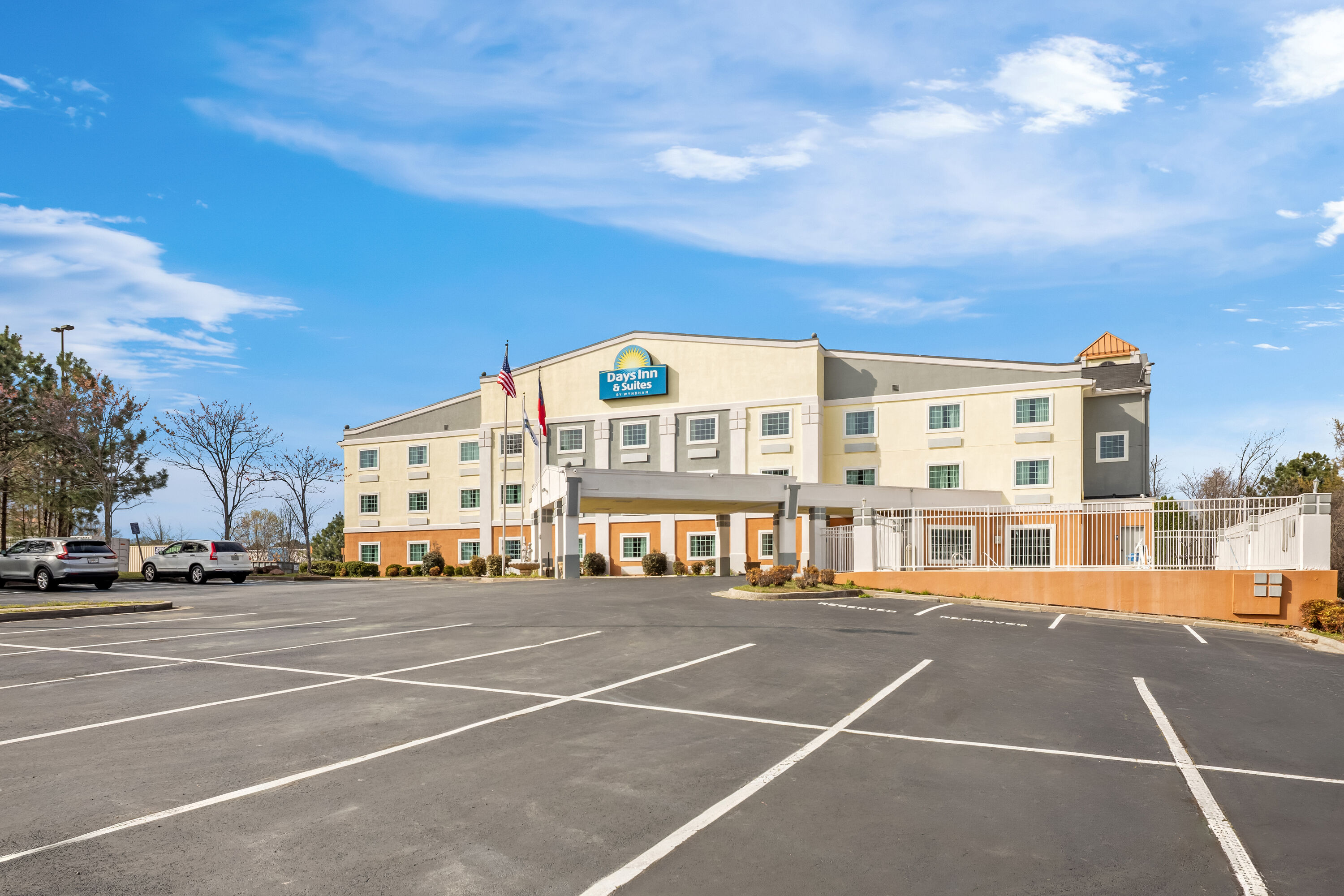 Exterior Day Image of Days Inn & Suites by Wyndham Union City hotel in Union City, Georgia