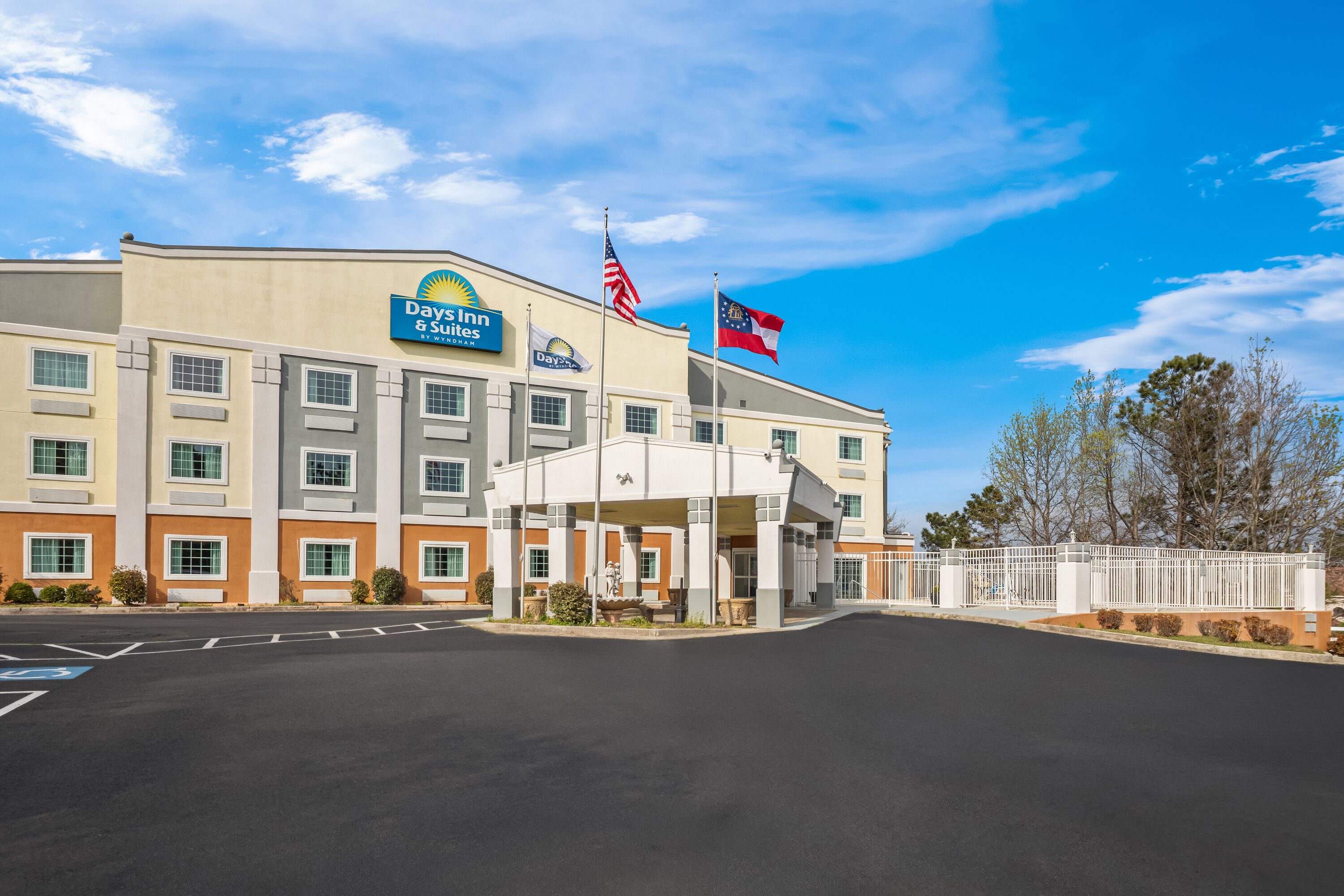 Exterior Day Image of Days Inn & Suites by Wyndham Union City hotel in Union City, Georgia