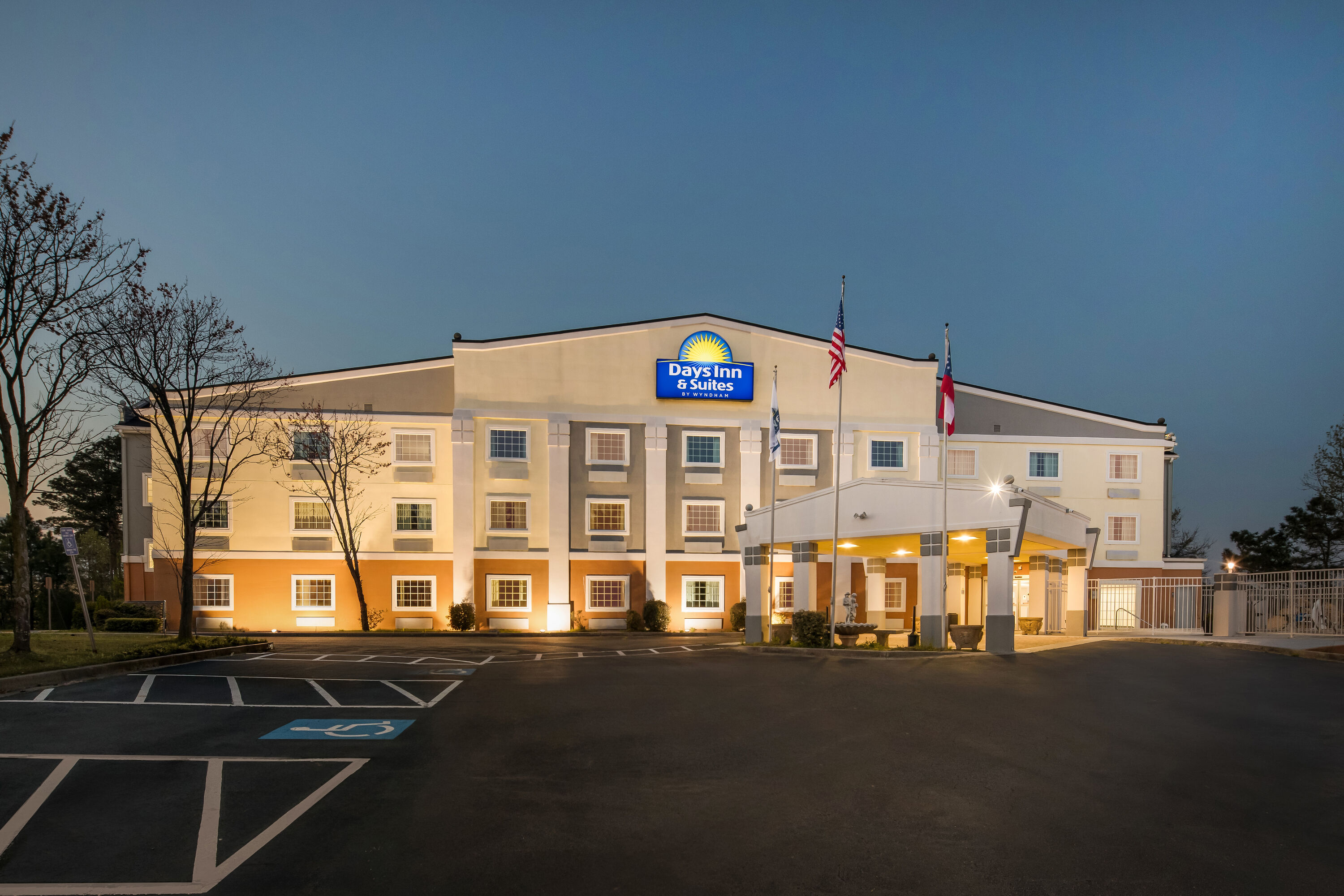 Exterior Night Image of Days Inn & Suites by Wyndham Union City hotel in Union City, Georgia