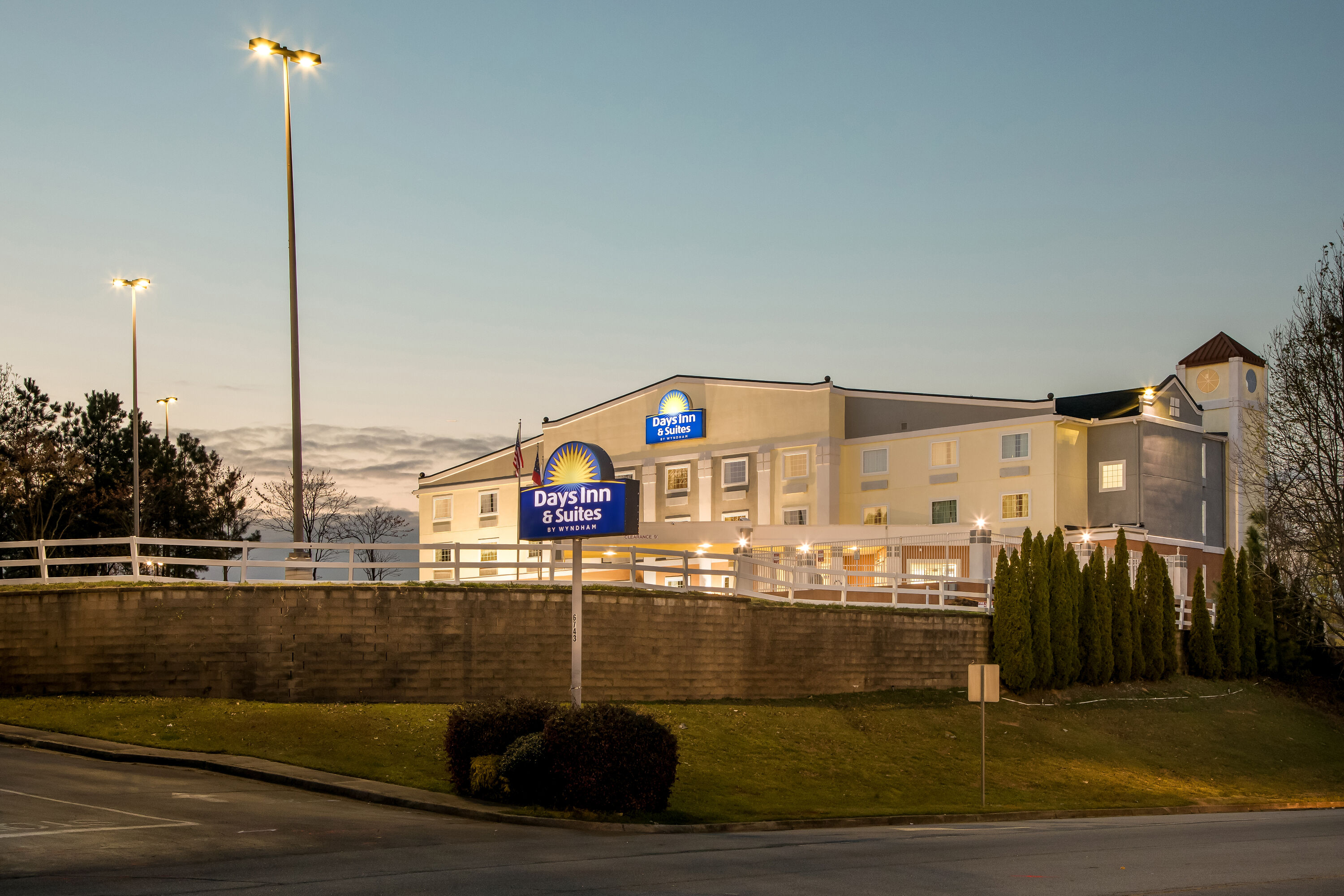 Exterior Night Image of Days Inn & Suites by Wyndham Union City hotel in Union City, Georgia