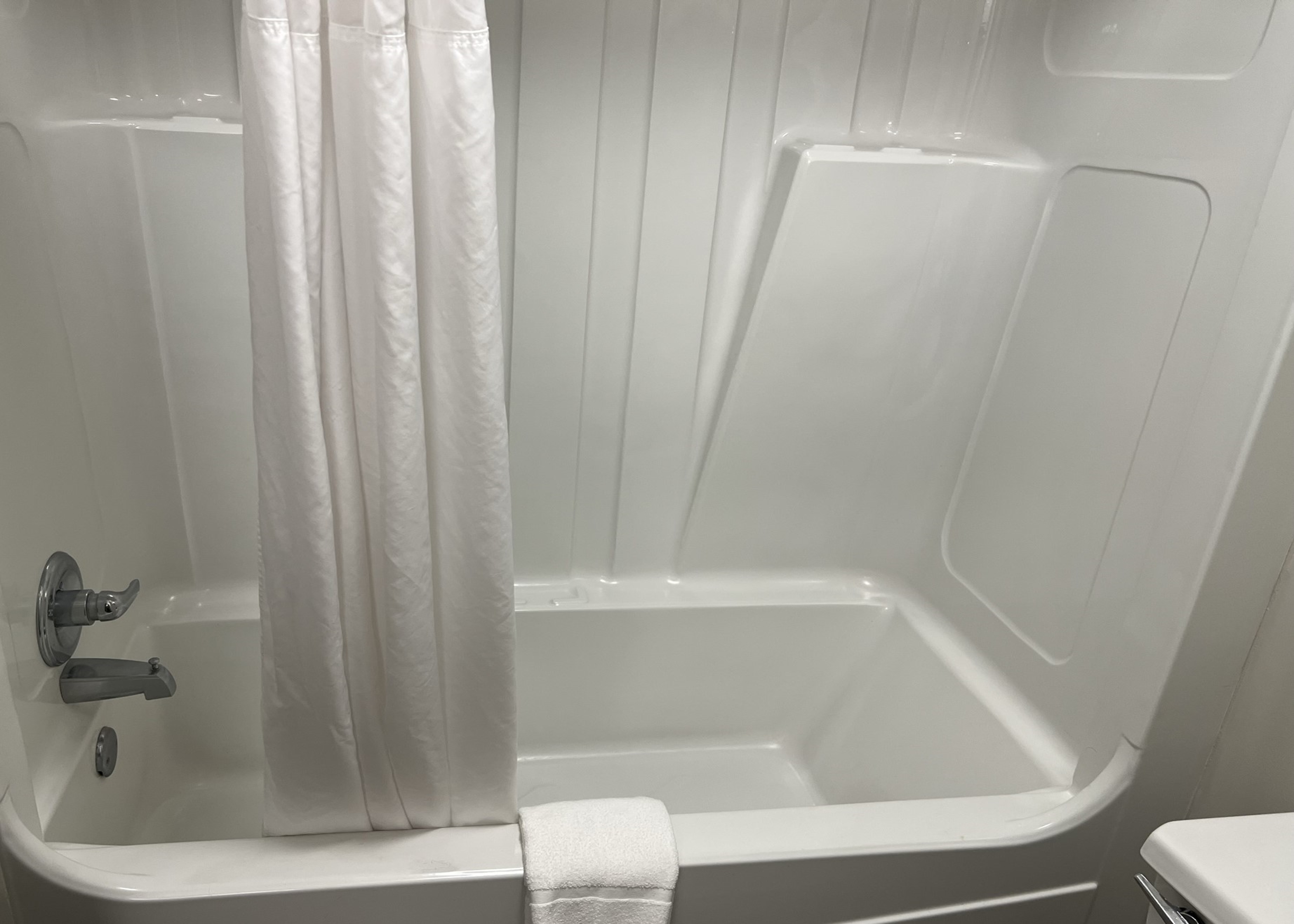 Guest room bath at the Days Inn by Wyndham Valdosta I-75 in Valdosta, Georgia