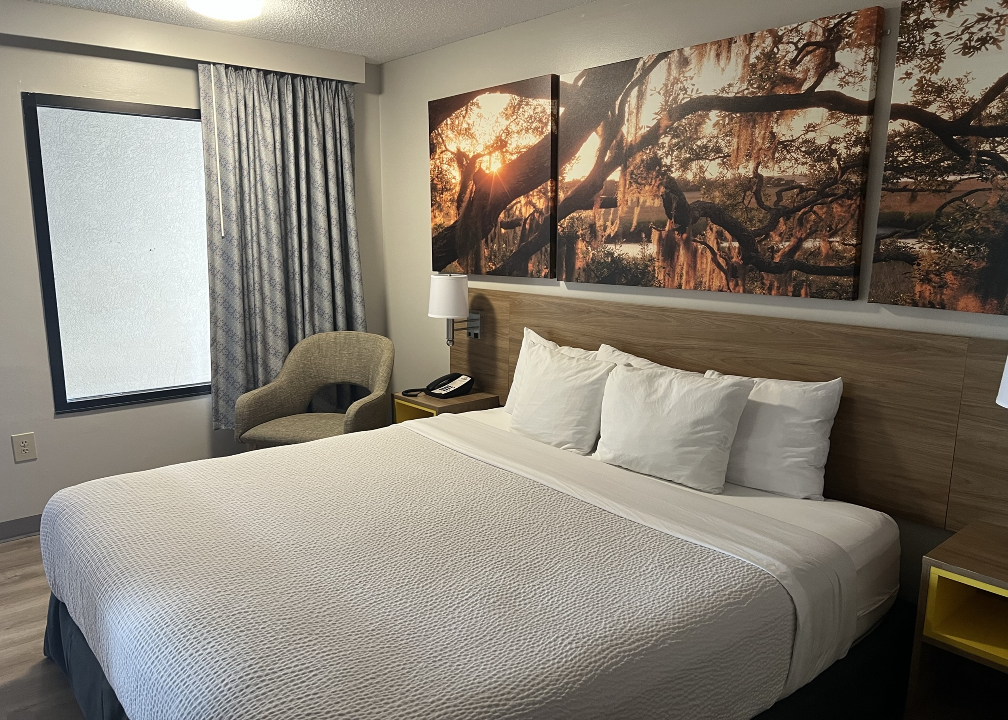 Guest room at the Days Inn by Wyndham Valdosta I-75 in Valdosta, Georgia