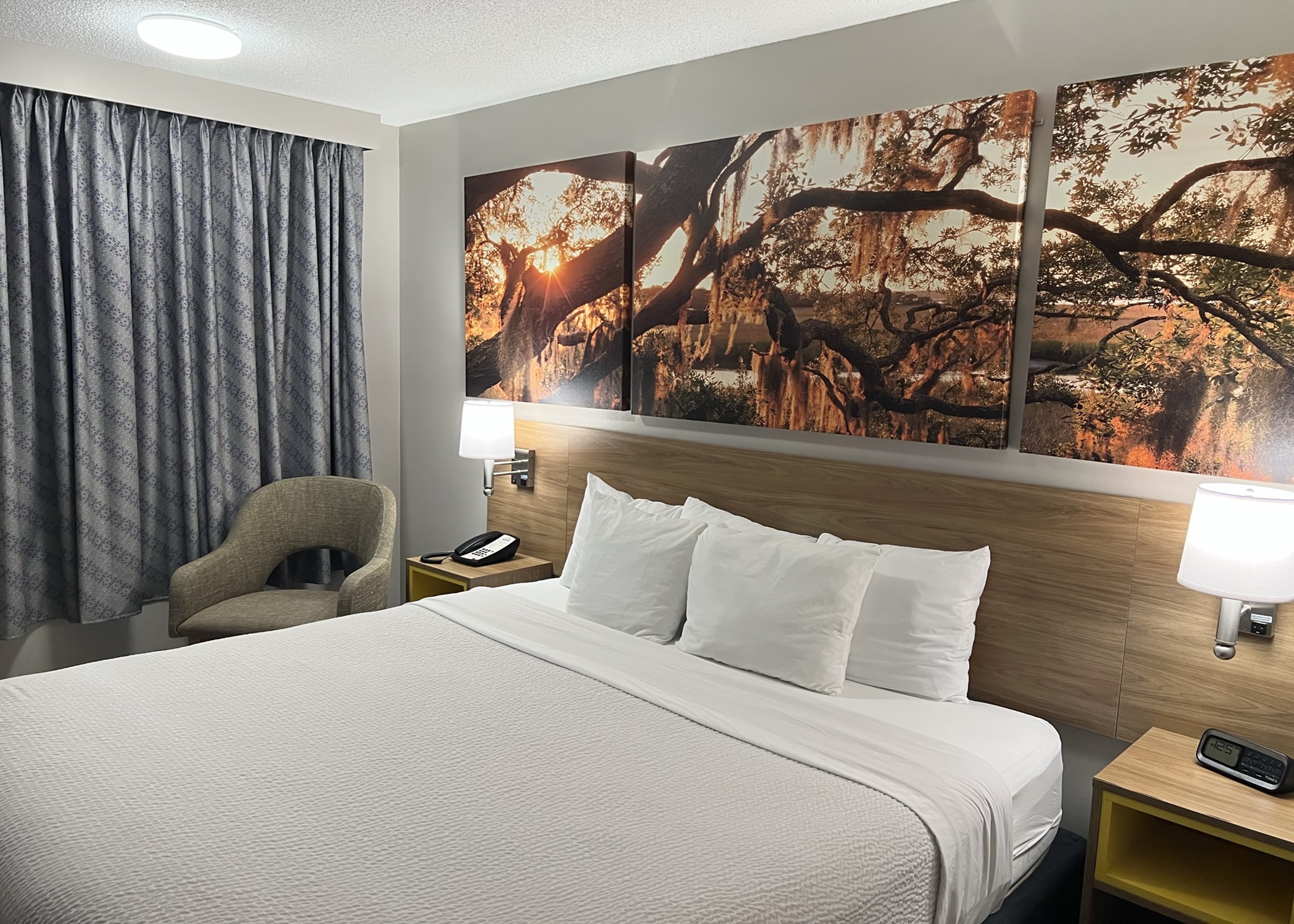 Guest room at the Days Inn by Wyndham Valdosta I-75 in Valdosta, Georgia