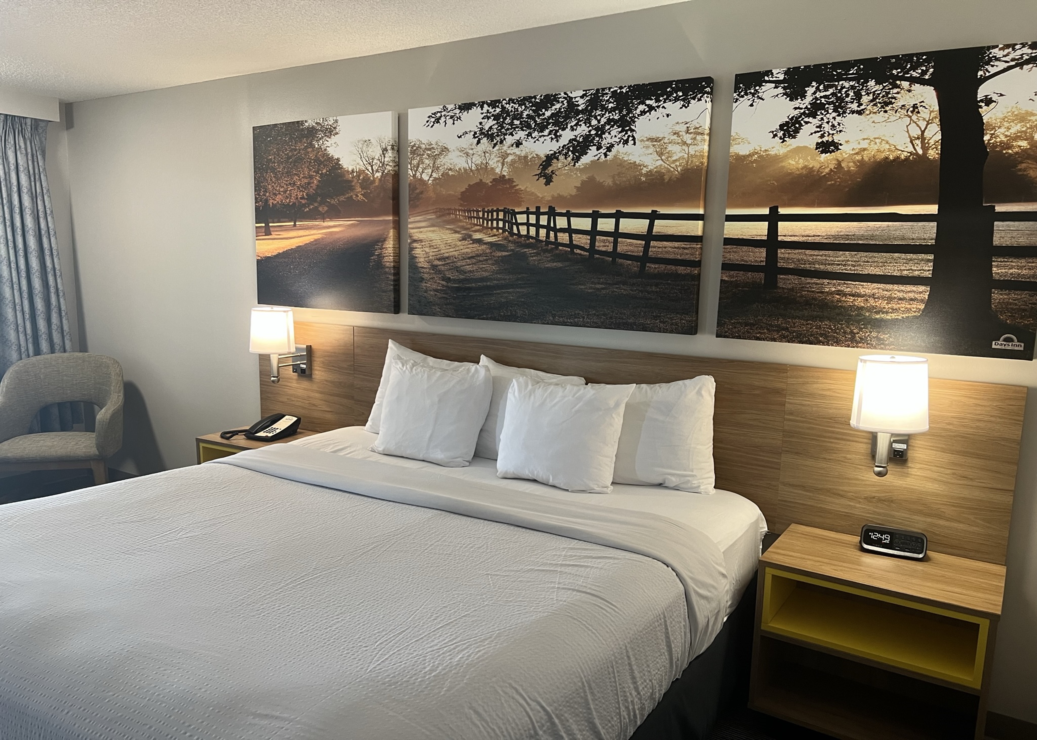 Guest room at the Days Inn by Wyndham Valdosta I-75 in Valdosta, Georgia