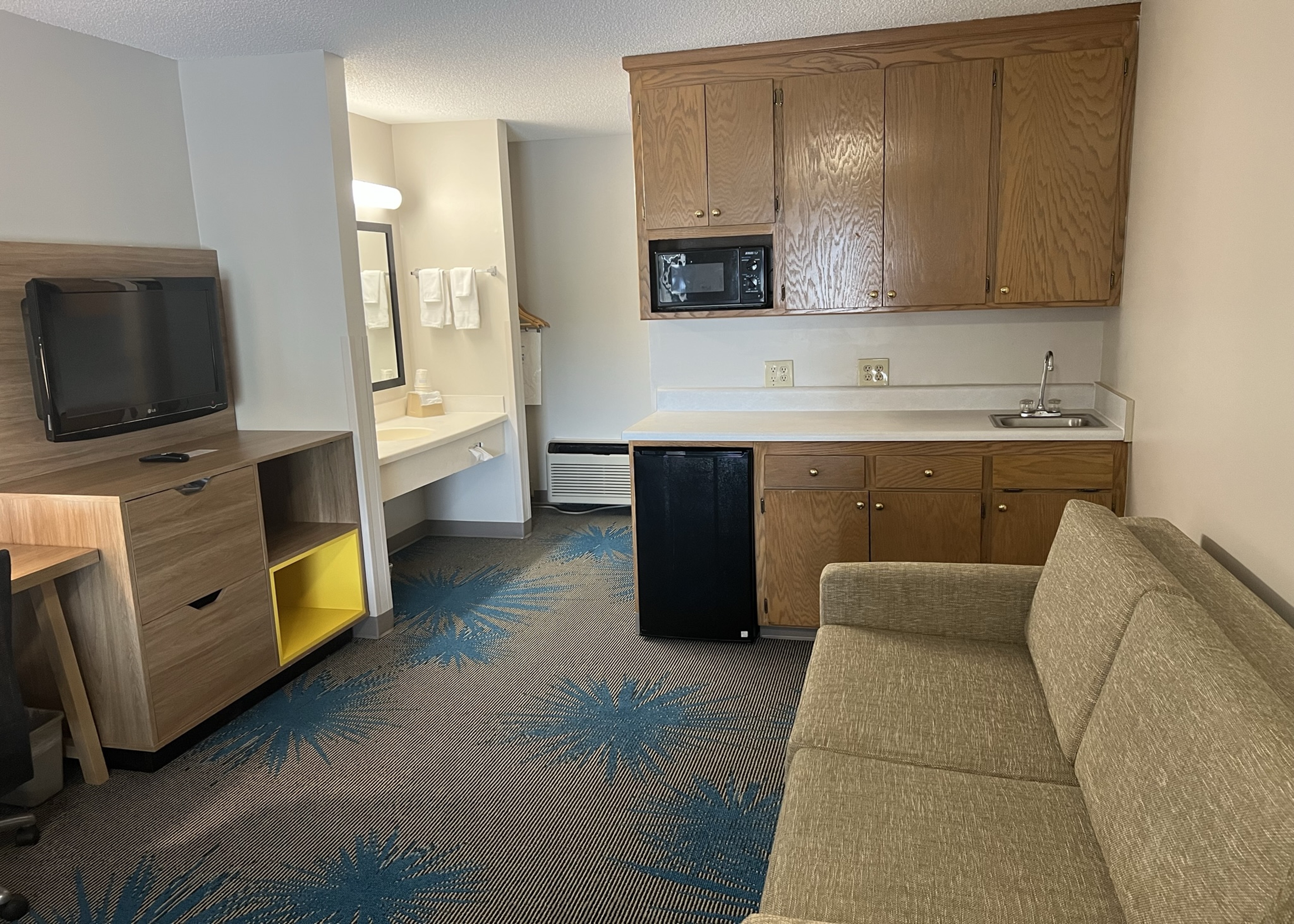 Guest room at the Days Inn by Wyndham Valdosta I-75 in Valdosta, Georgia