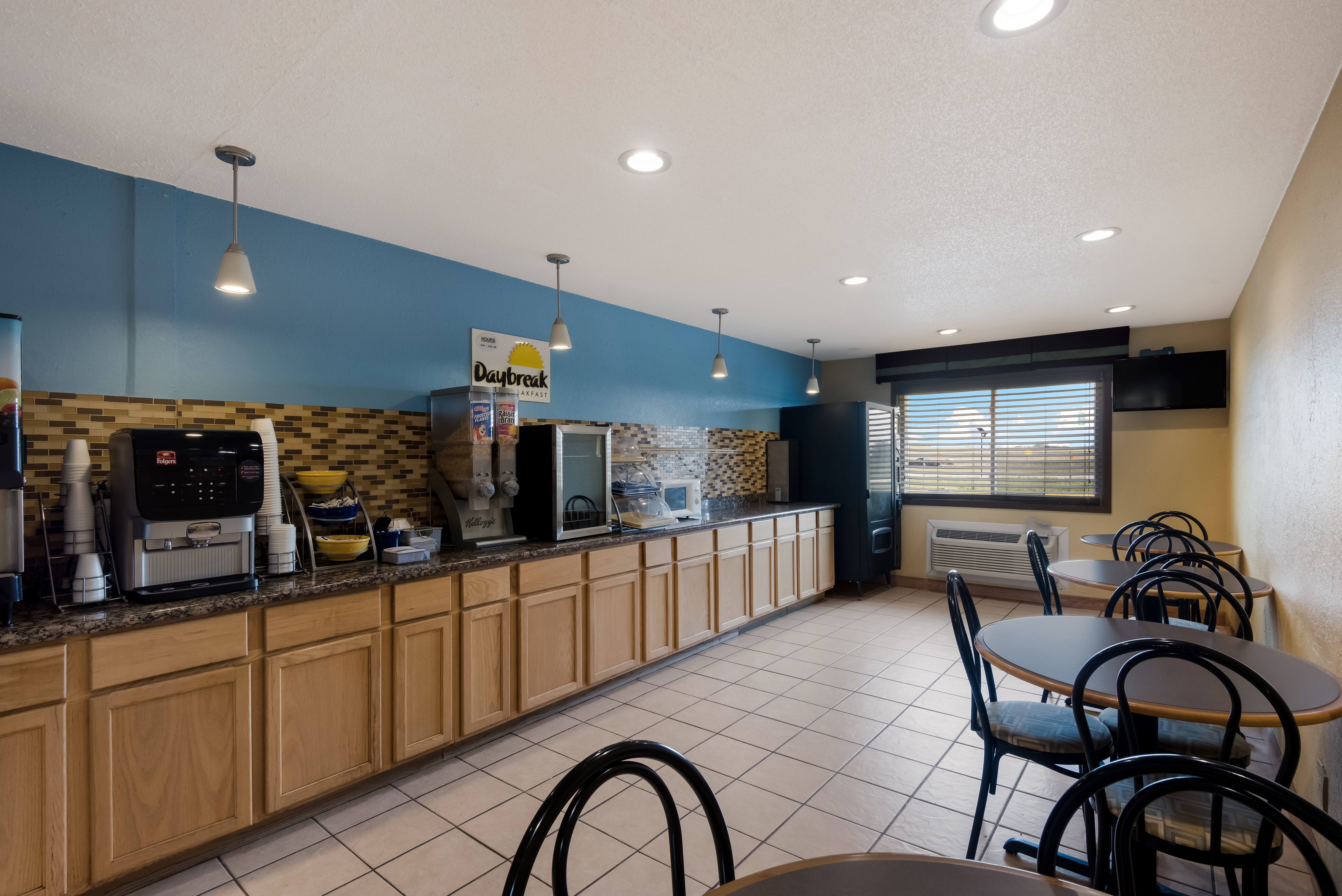 Days Inn by Wyndham Ankeny - Des Moines restaurant breakfast area with seating in Ankeny, Iowa