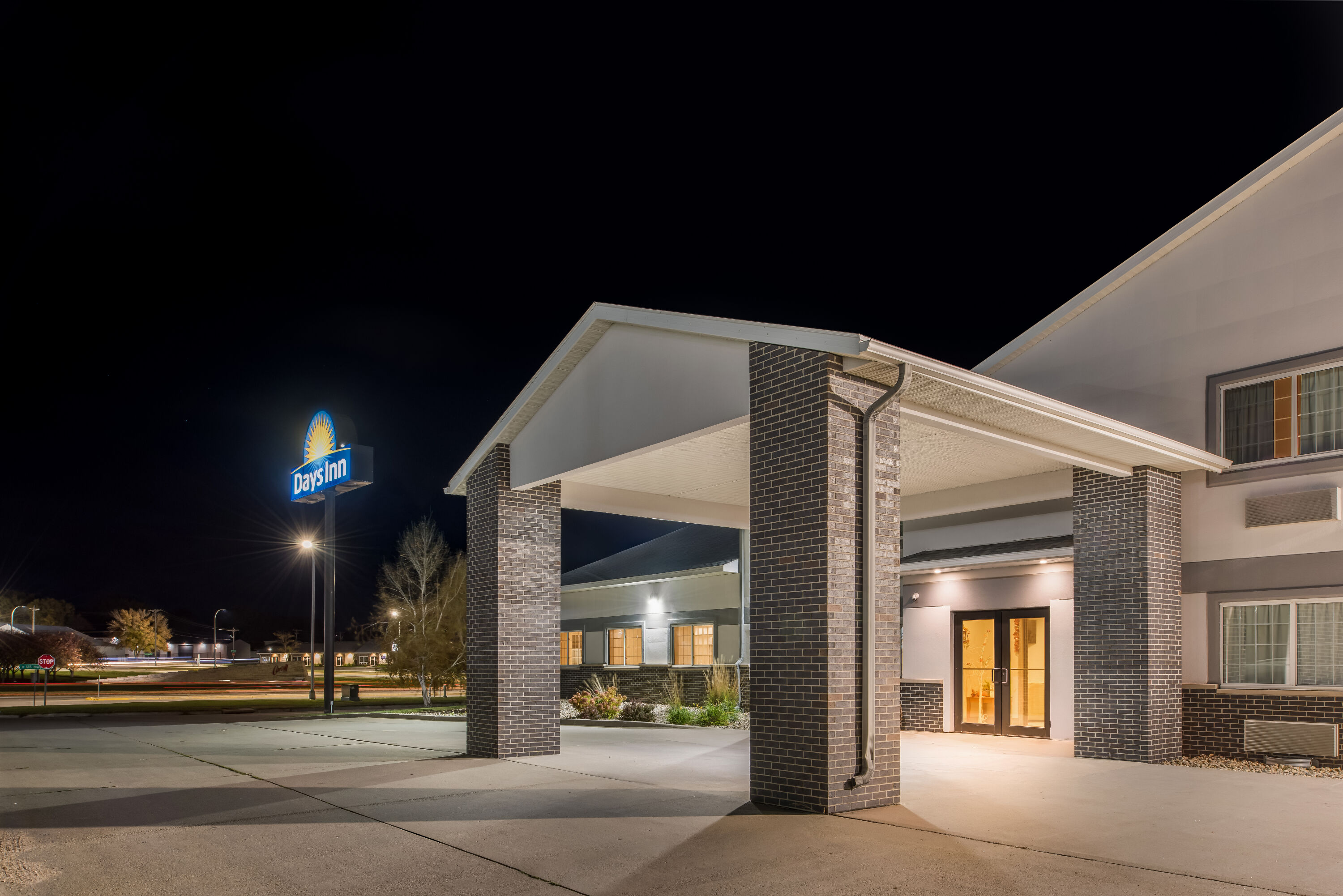 Exterior Night Image of Days Inn by Wyndham Carroll hotel in Carroll, Iowa