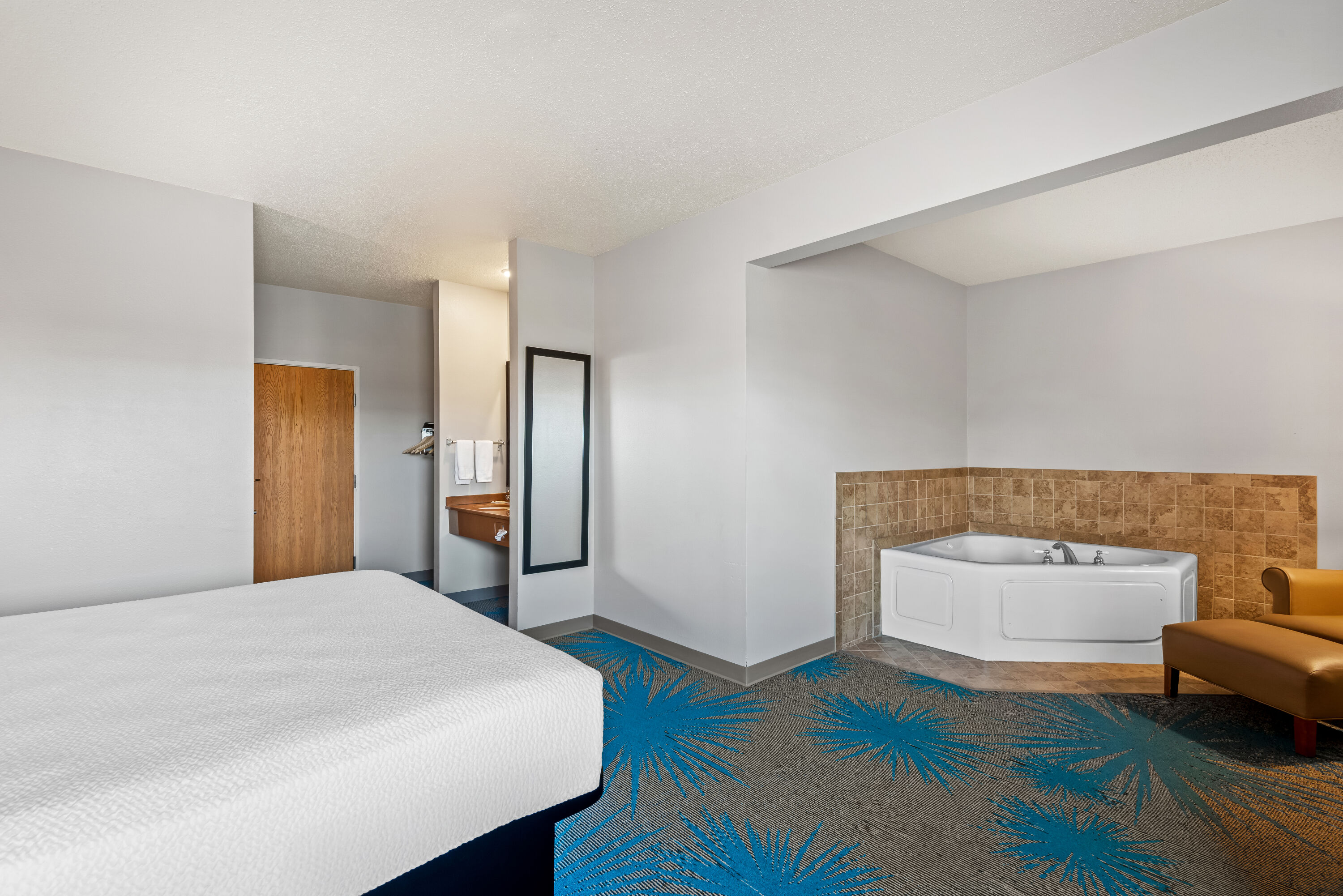Days Inn by Wyndham Carroll hot tub suite in Carroll, Iowa