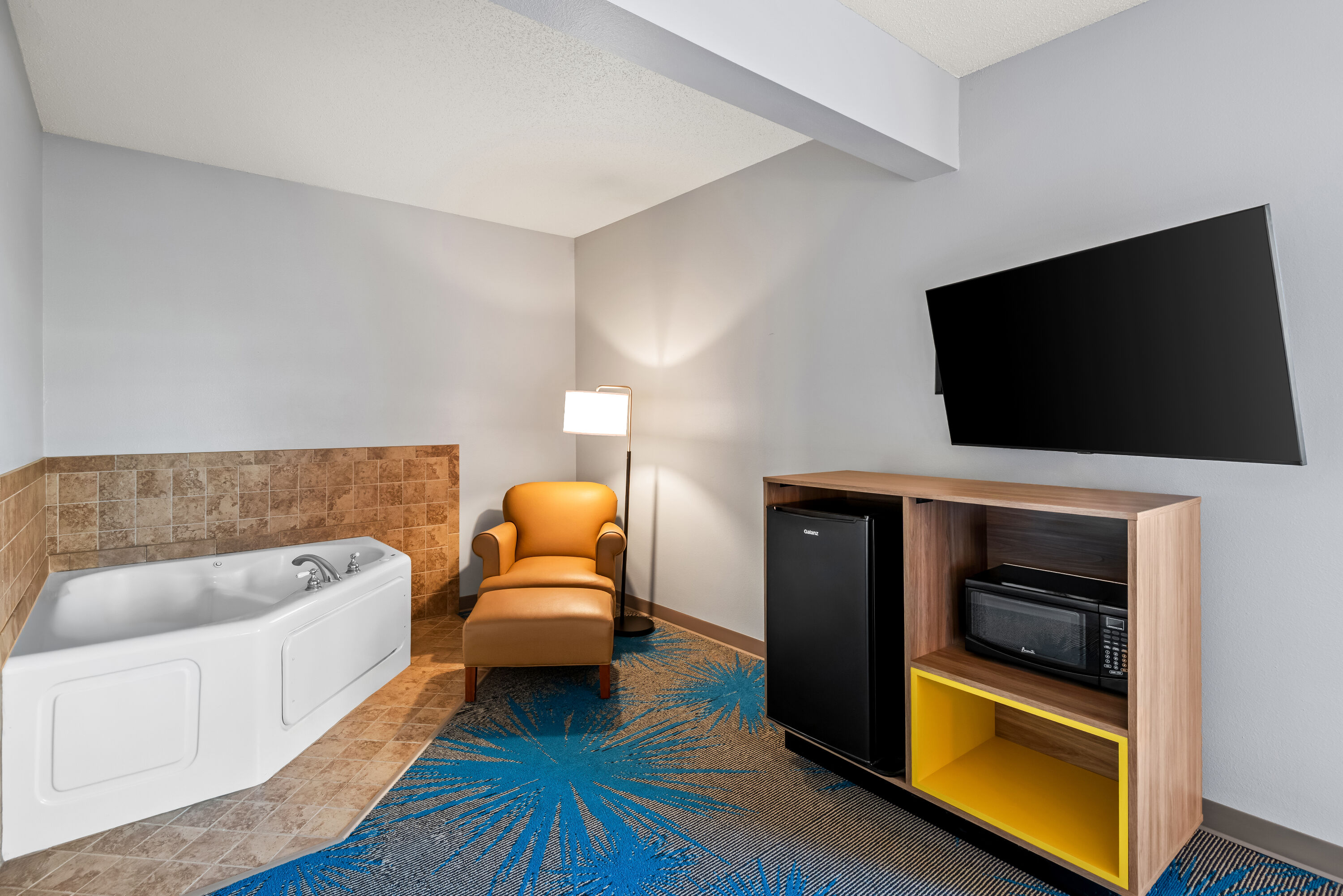 Days Inn by Wyndham Carroll hot tub suite in Carroll, Iowa