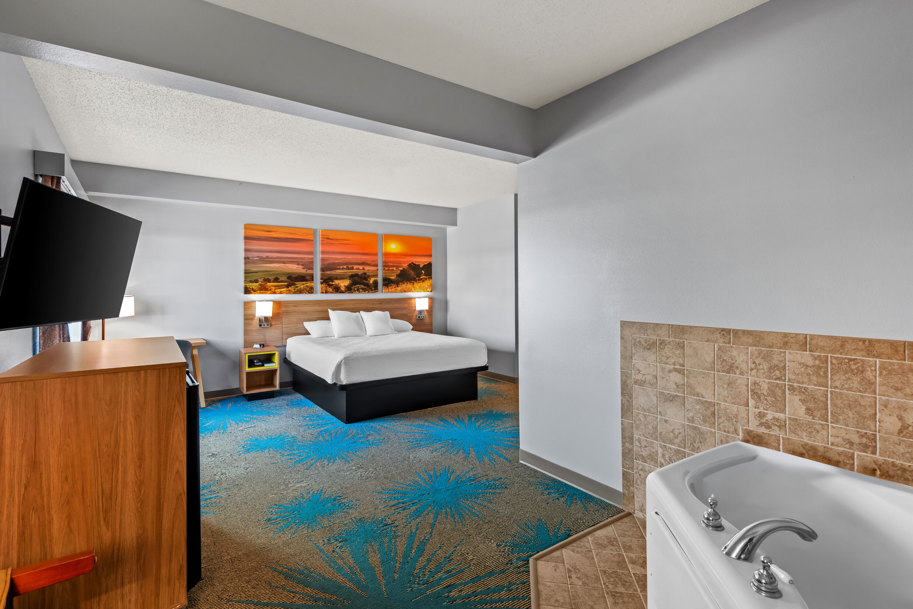 Days Inn by Wyndham Carroll hot tub suite in Carroll, Iowa