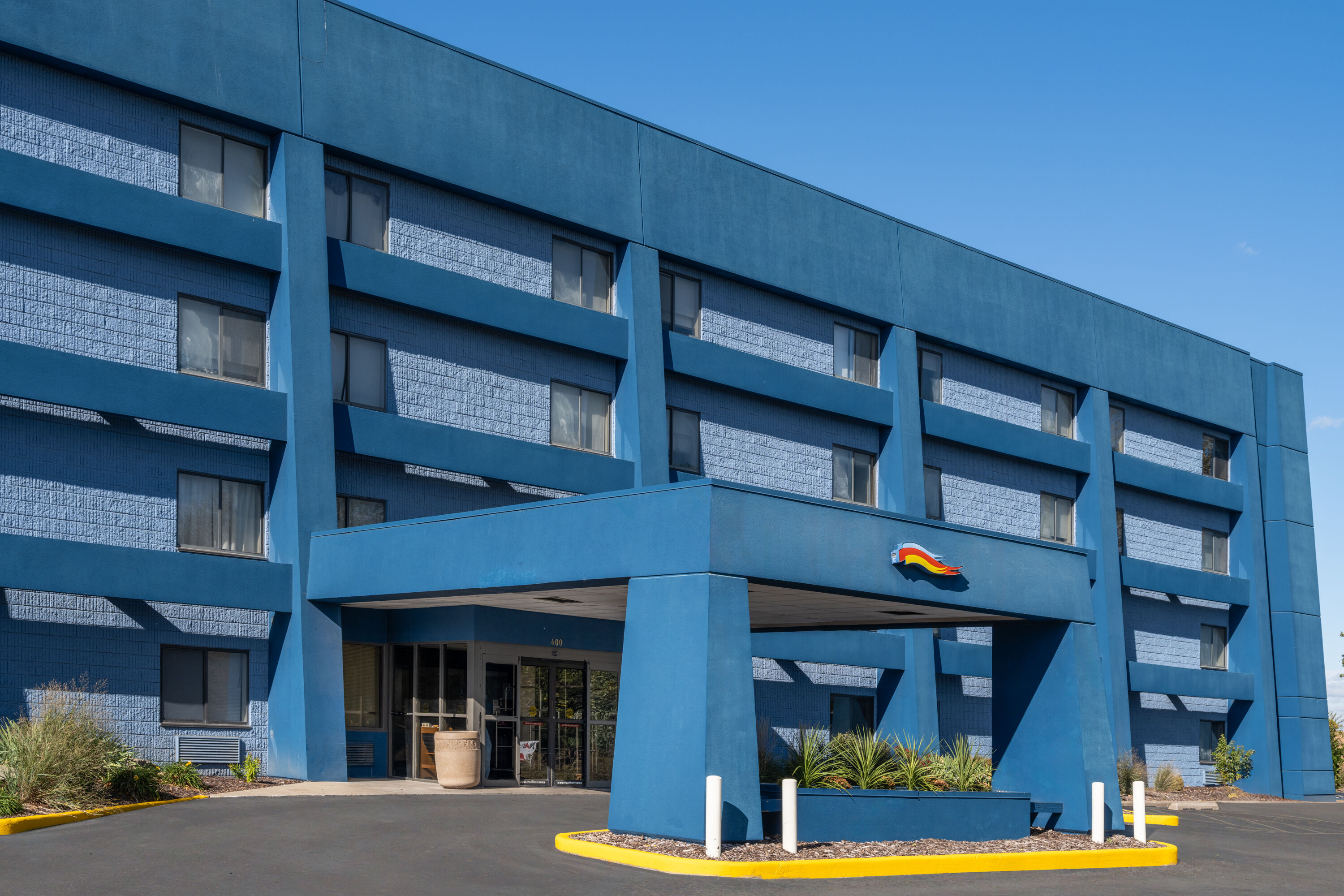 Exterior Day Image of Days Inn by Wyndham Davenport hotel in Davenport, Iowa