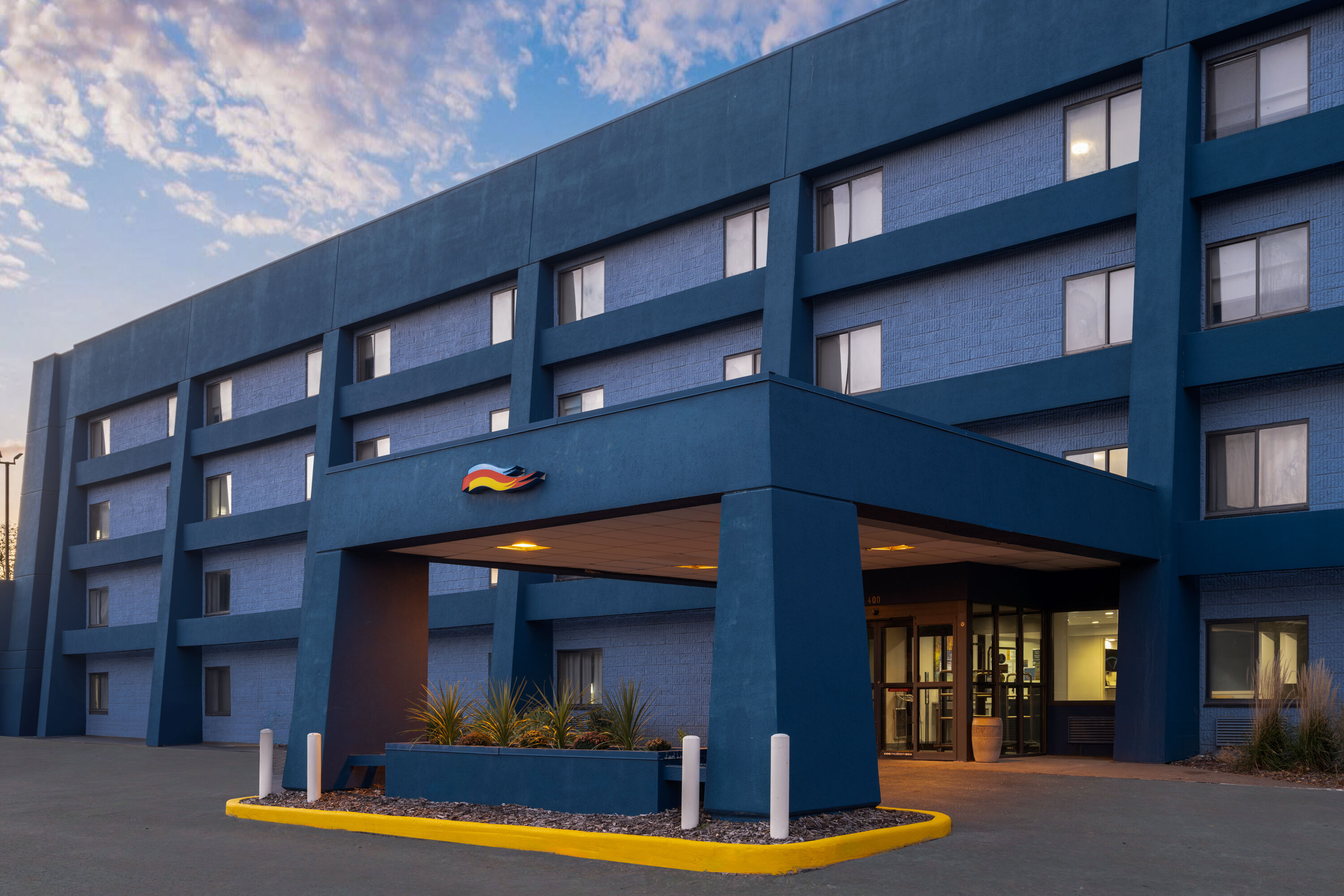 Exterior Dusk Image of Days Inn by Wyndham Davenport hotel in Davenport, Iowa