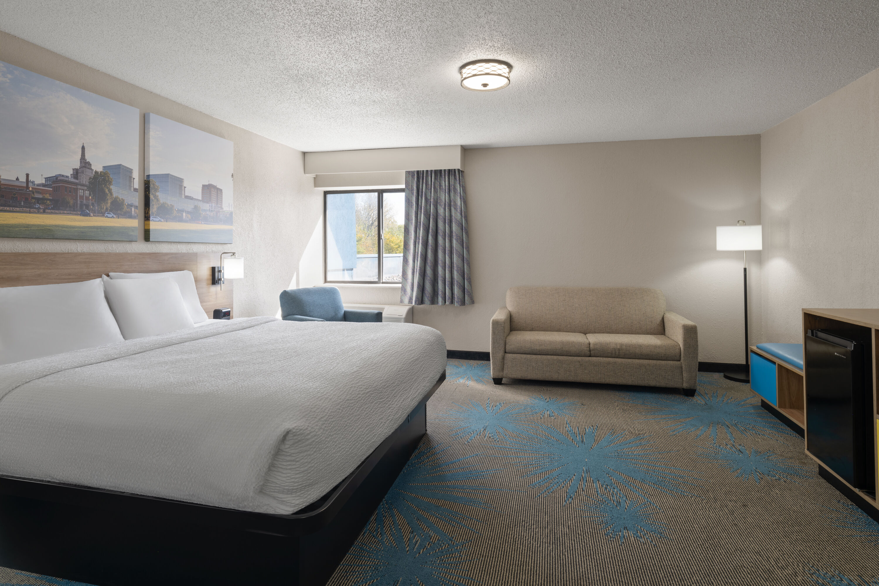 Days Inn by Wyndham Davenport suite in Davenport, Iowa